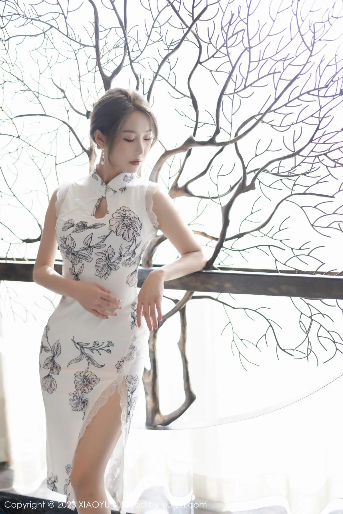 苏苏阿性感白色图案旗袍露蓝色蕾丝内衣秀绝美身姿绝美写真 第 36 张