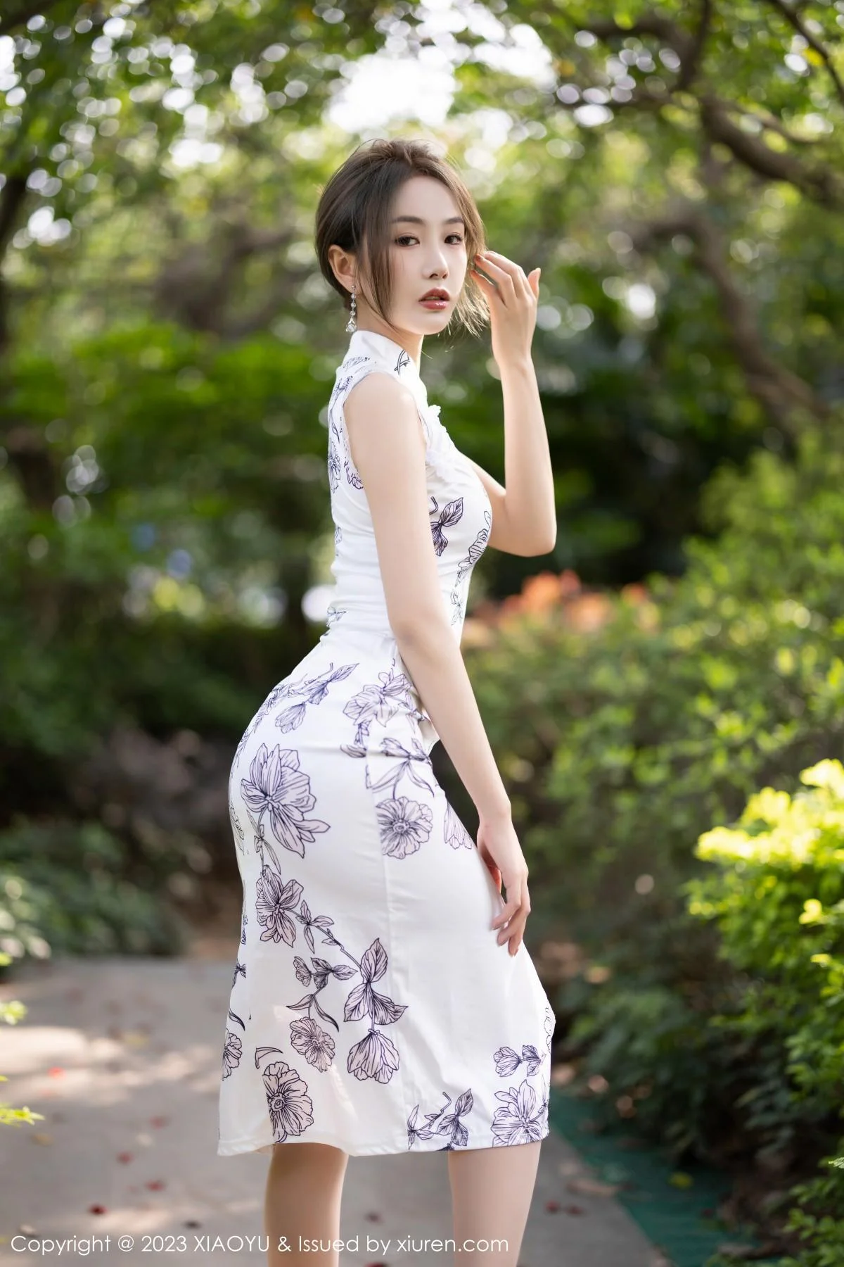 苏苏阿性感白色图案旗袍露蓝色蕾丝内衣秀绝美身姿绝美写真 第 6 张