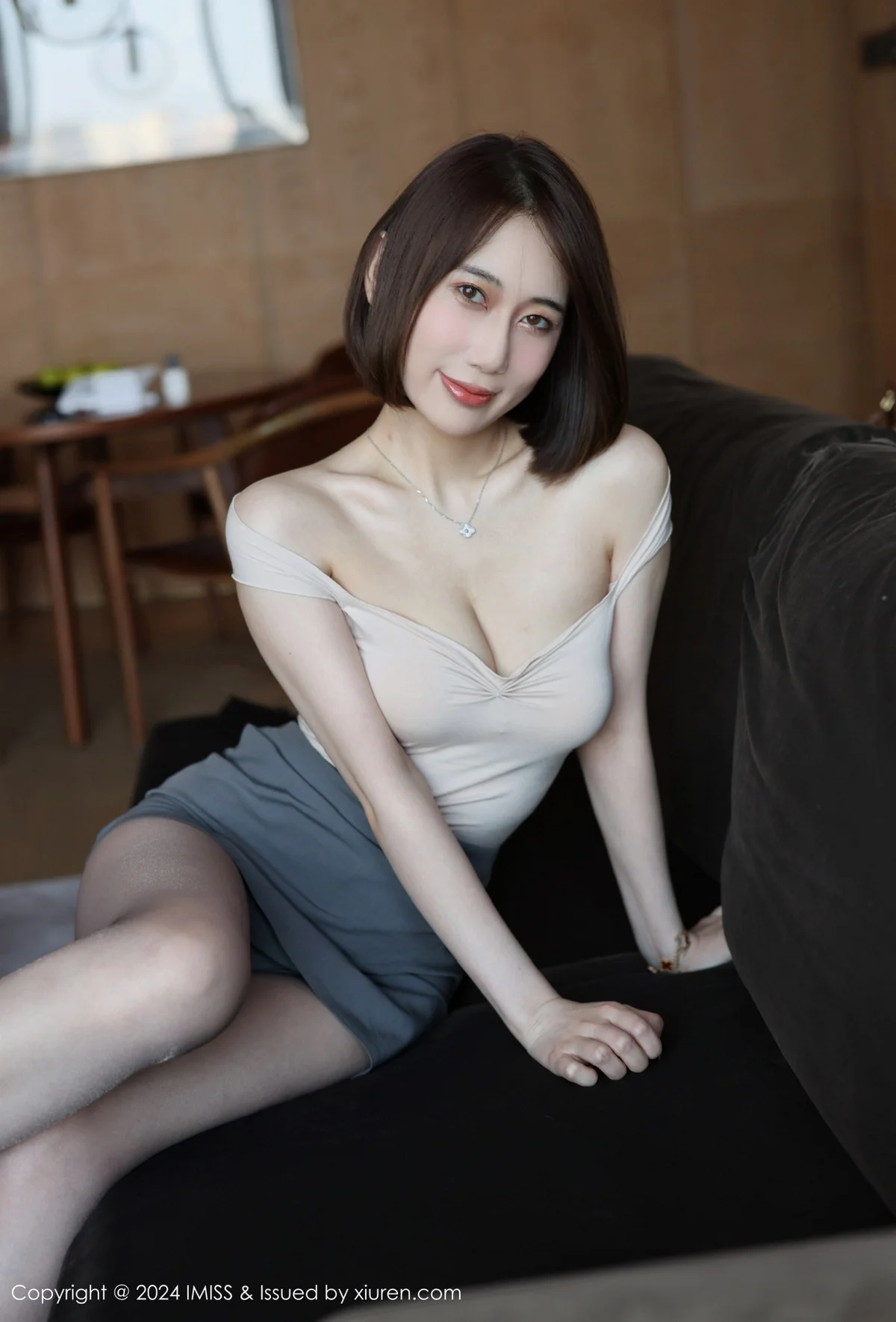 瑞妤性感浅色上衣配灰色短裙露超薄黑丝秀曼妙身姿绝美写真 第 24 张