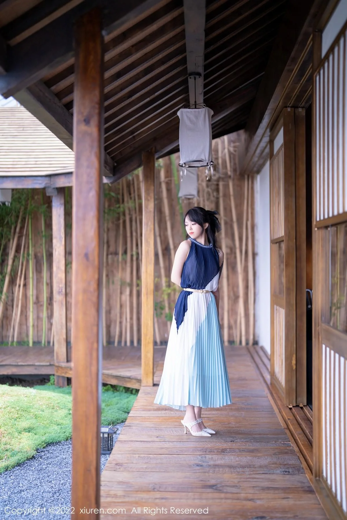 奶瓶大理旅拍脱连衣裙露性感蕾丝内衣秀苗条身材绝美写真 第 12 张
