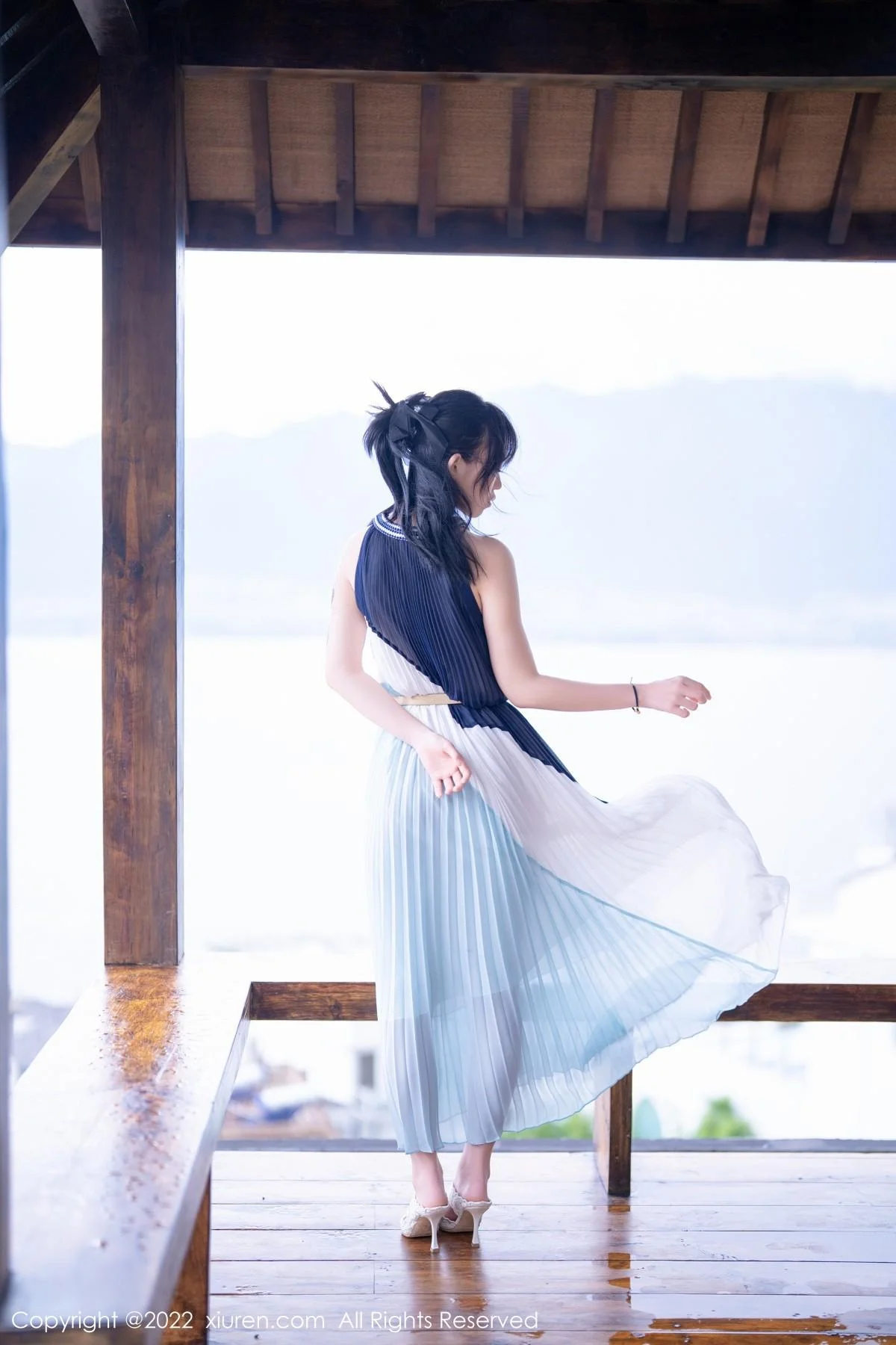 奶瓶大理旅拍脱连衣裙露性感蕾丝内衣秀苗条身材绝美写真 第 15 张