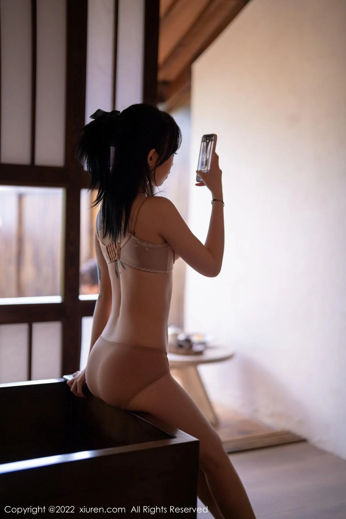 奶瓶大理旅拍脱连衣裙露性感蕾丝内衣秀苗条身材绝美写真 第 2 张