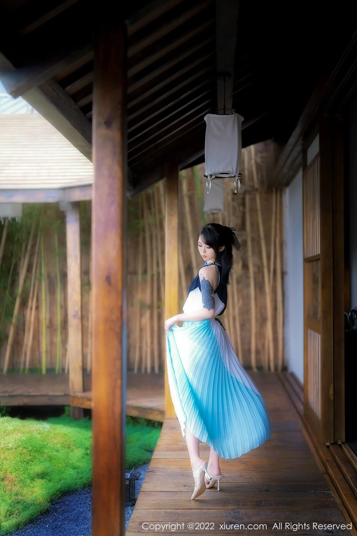 奶瓶大理旅拍脱连衣裙露性感蕾丝内衣秀苗条身材绝美写真 第 4 张