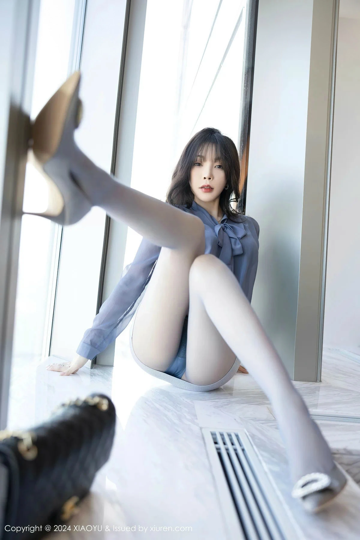 徐莉芝Booty蓝灰上衣配短裙露性感内衣秀曼妙身姿绝美写真 第 24 张