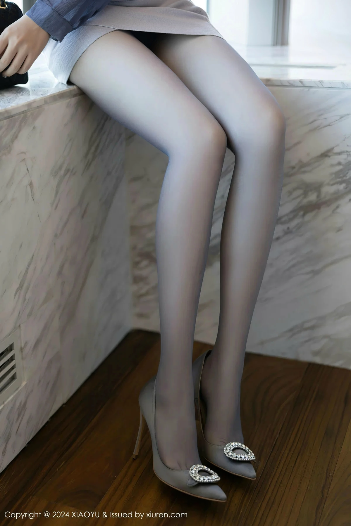 徐莉芝Booty蓝灰上衣配短裙露性感内衣秀曼妙身姿绝美写真 第 5 张