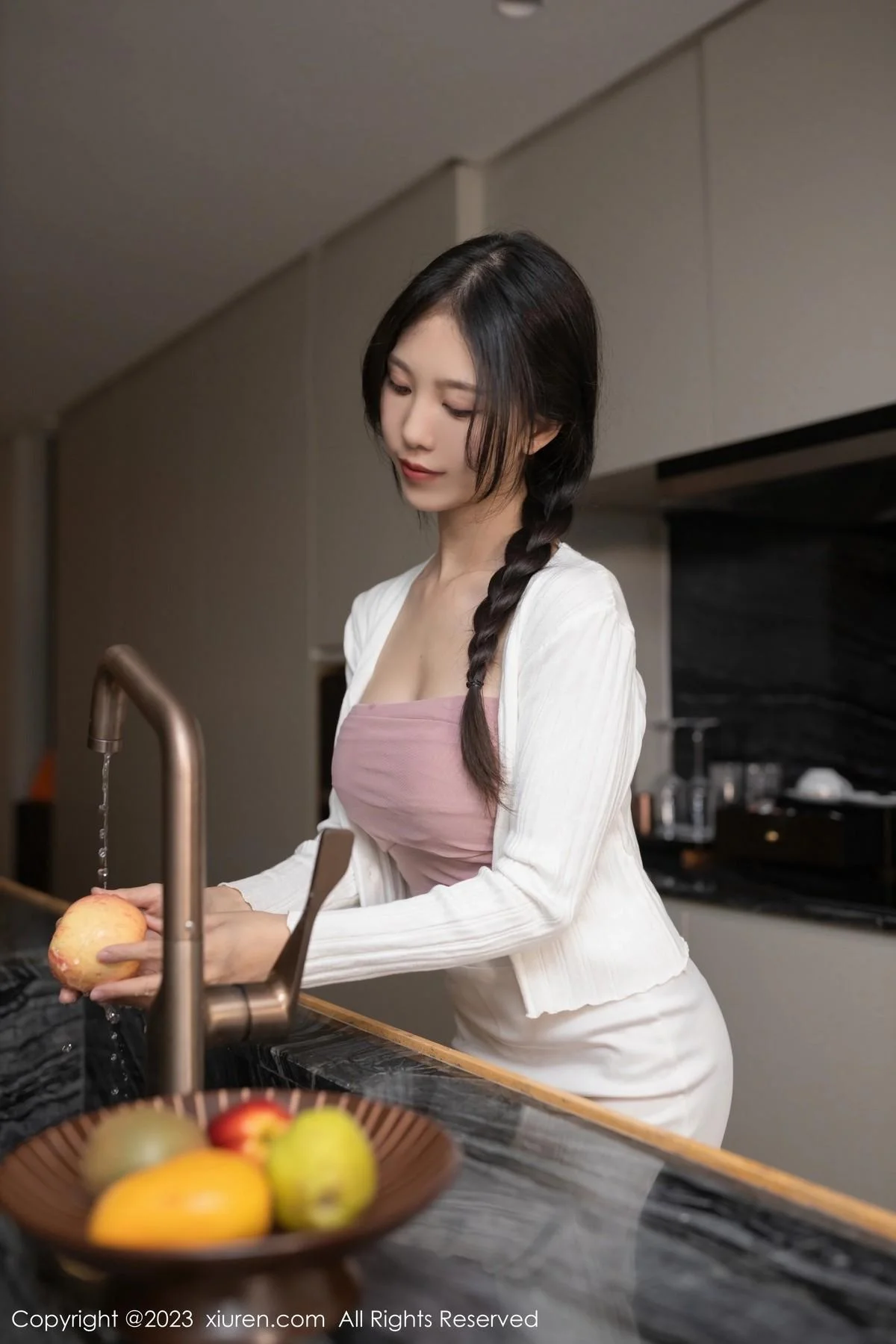 利世私房性感白色衣配白短裙露粉色蕾丝内裤惹火绝美写真 第 2 张