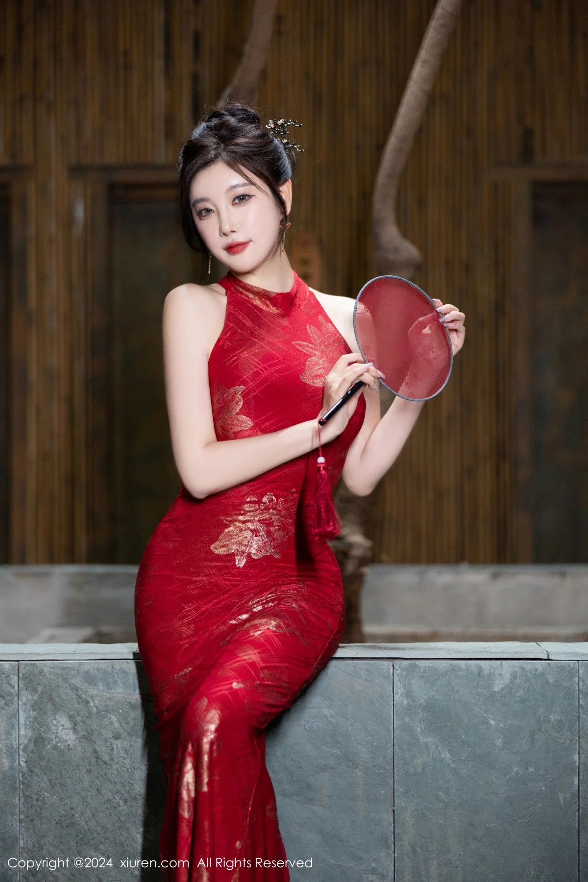 杨晨晨Yome性感红色长旗袍配黑丝吊袜秀丰腴身材绝美写真 第 1 张