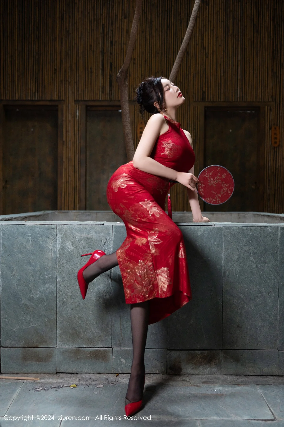 杨晨晨Yome性感红色长旗袍配黑丝吊袜秀丰腴身材绝美写真 第 14 张