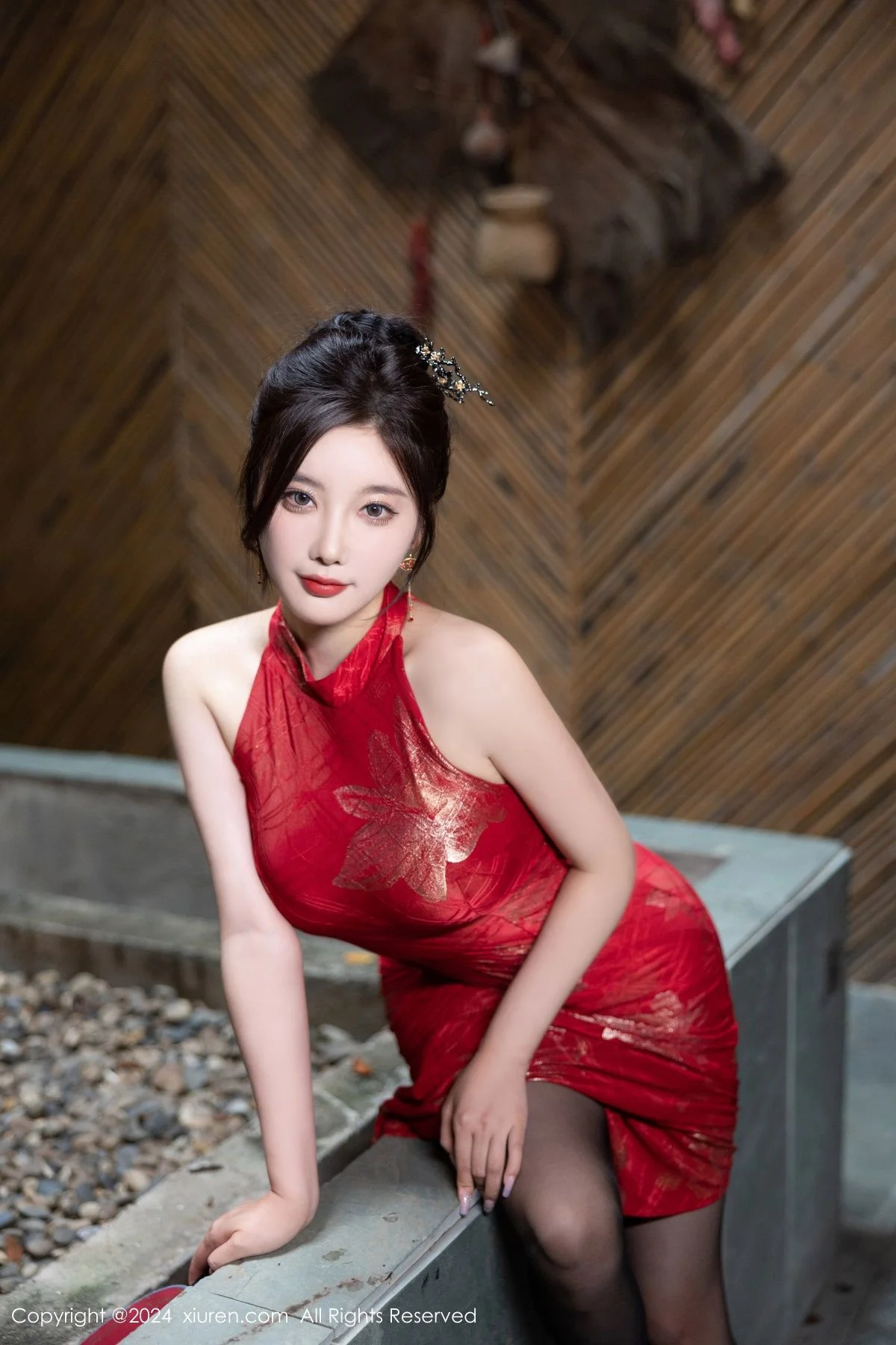 杨晨晨Yome性感红色长旗袍配黑丝吊袜秀丰腴身材绝美写真 第 17 张