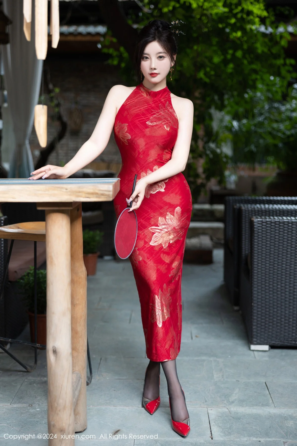 杨晨晨Yome性感红色长旗袍配黑丝吊袜秀丰腴身材绝美写真 第 25 张