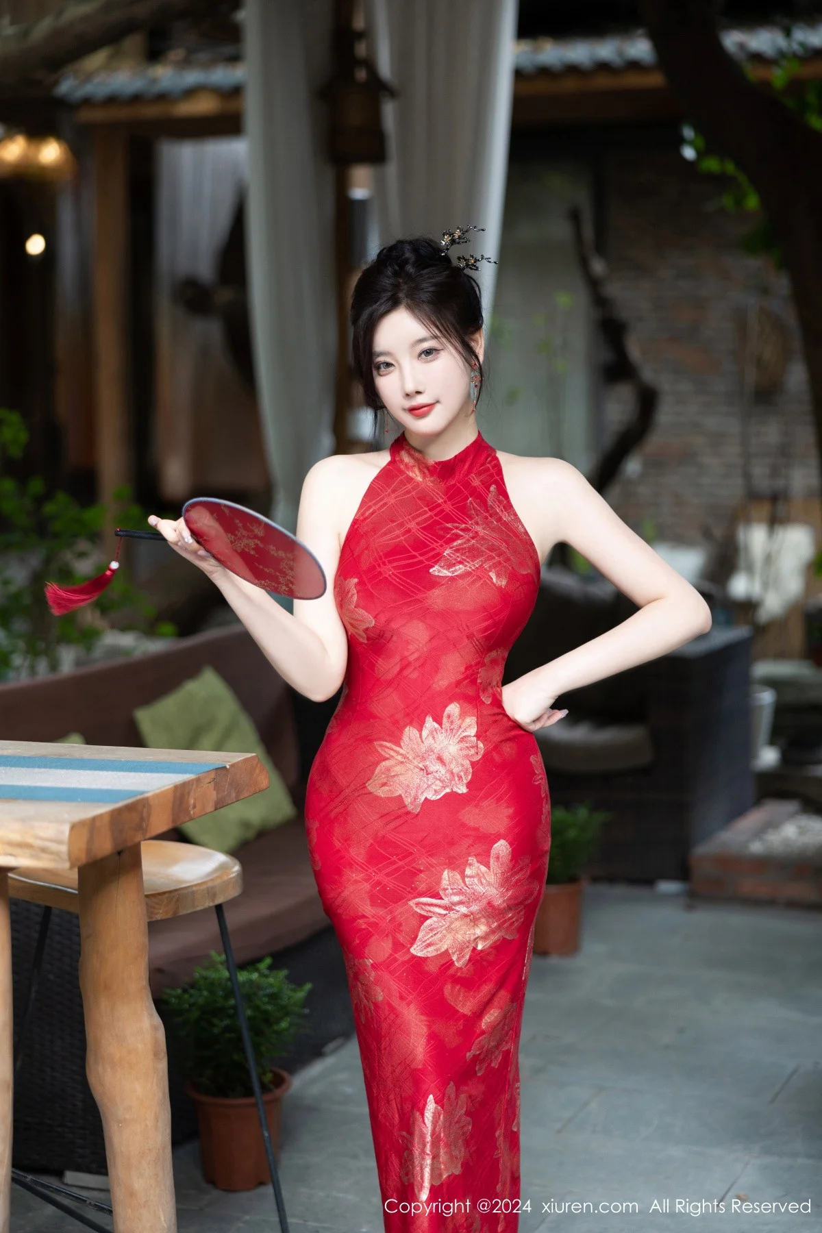 杨晨晨Yome性感红色长旗袍配黑丝吊袜秀丰腴身材绝美写真 第 29 张