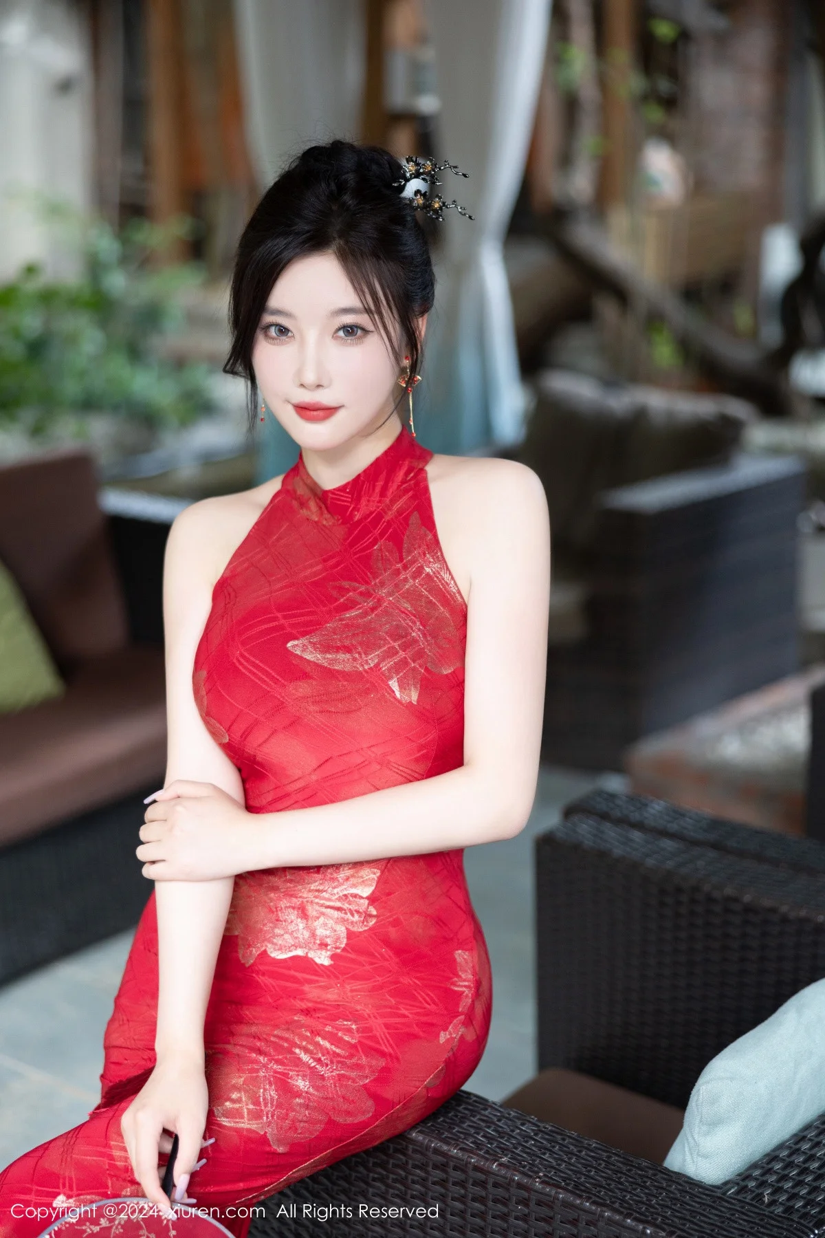 杨晨晨Yome性感红色长旗袍配黑丝吊袜秀丰腴身材绝美写真 第 39 张