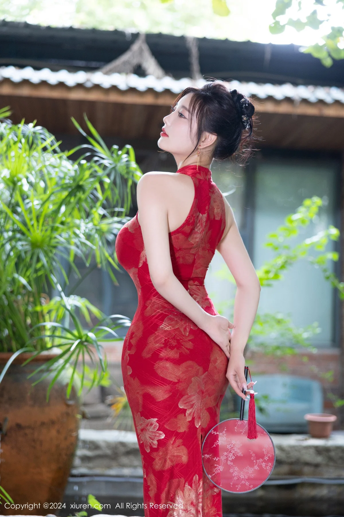 杨晨晨Yome性感红色长旗袍配黑丝吊袜秀丰腴身材绝美写真 第 44 张