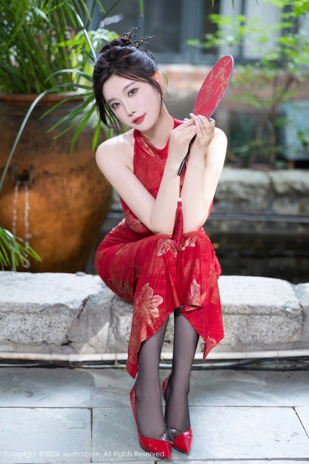 杨晨晨Yome性感红色长旗袍配黑丝吊袜秀丰腴身材绝美写真 第 46 张