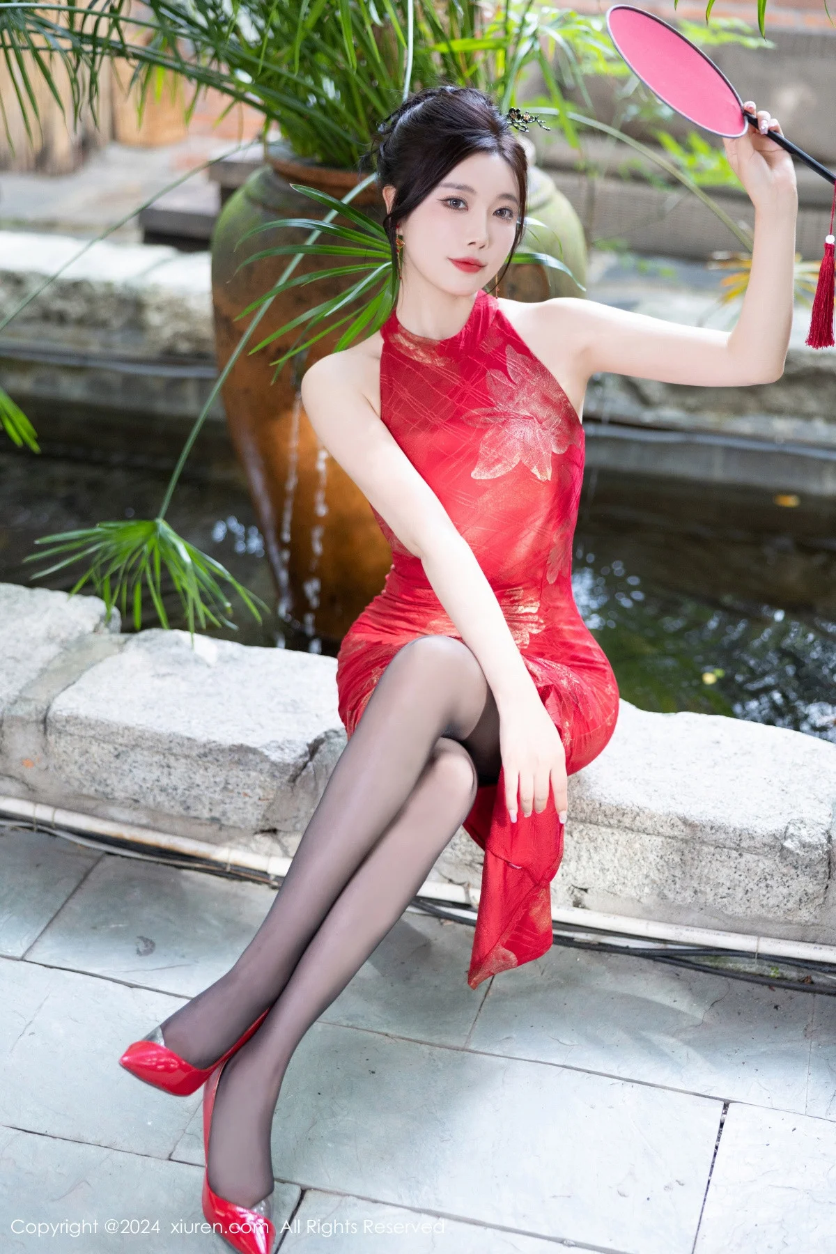 杨晨晨Yome性感红色长旗袍配黑丝吊袜秀丰腴身材绝美写真 第 49 张