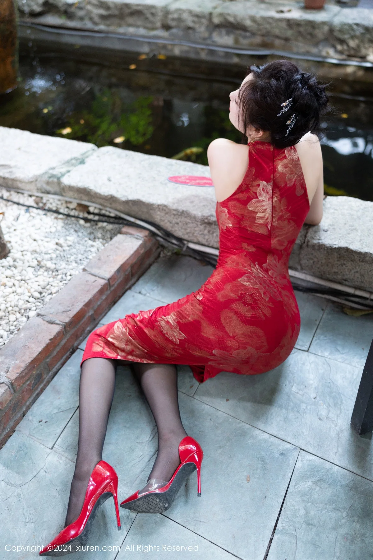 杨晨晨Yome性感红色长旗袍配黑丝吊袜秀丰腴身材绝美写真 第 52 张