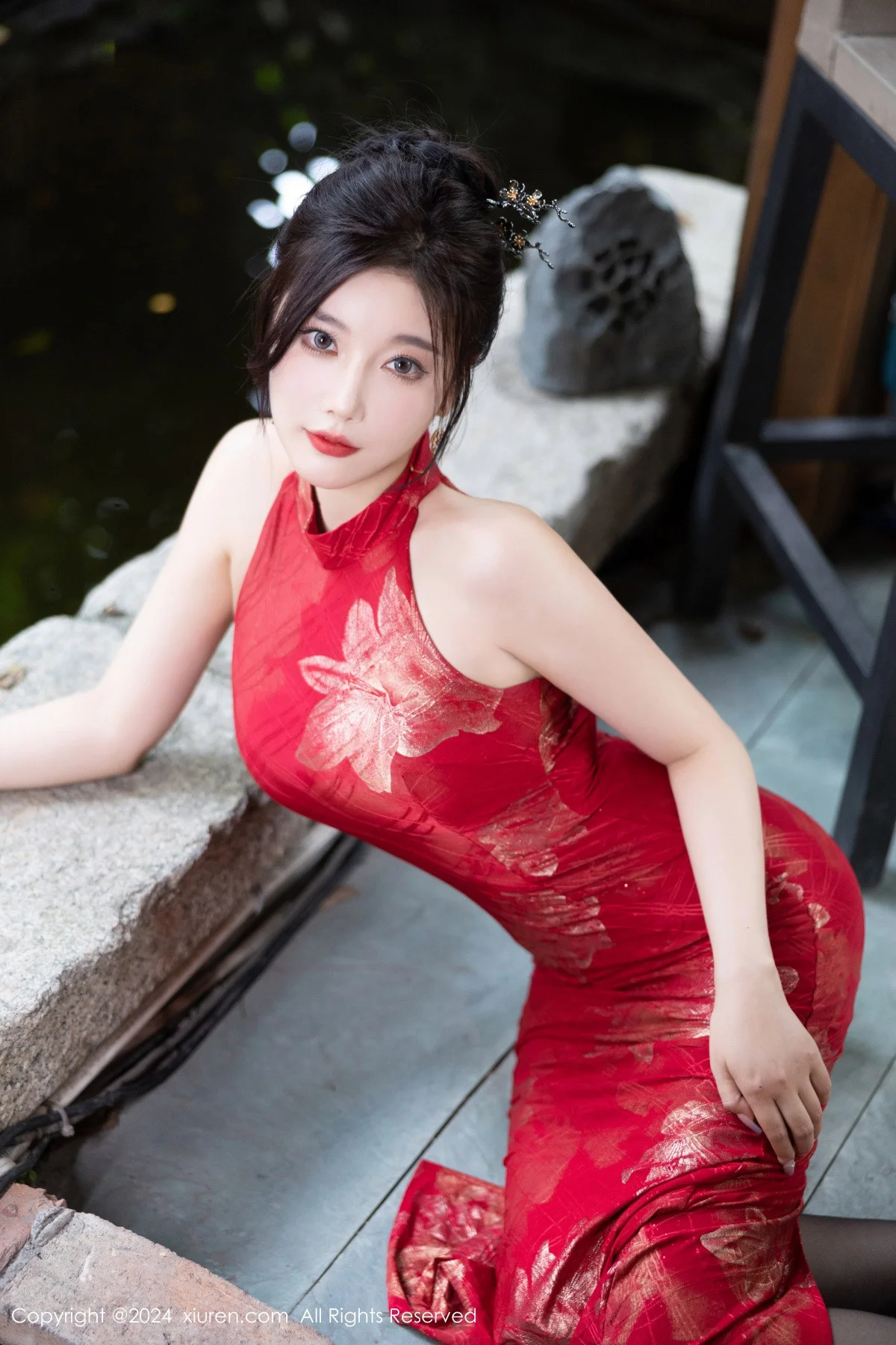 杨晨晨Yome性感红色长旗袍配黑丝吊袜秀丰腴身材绝美写真 第 56 张