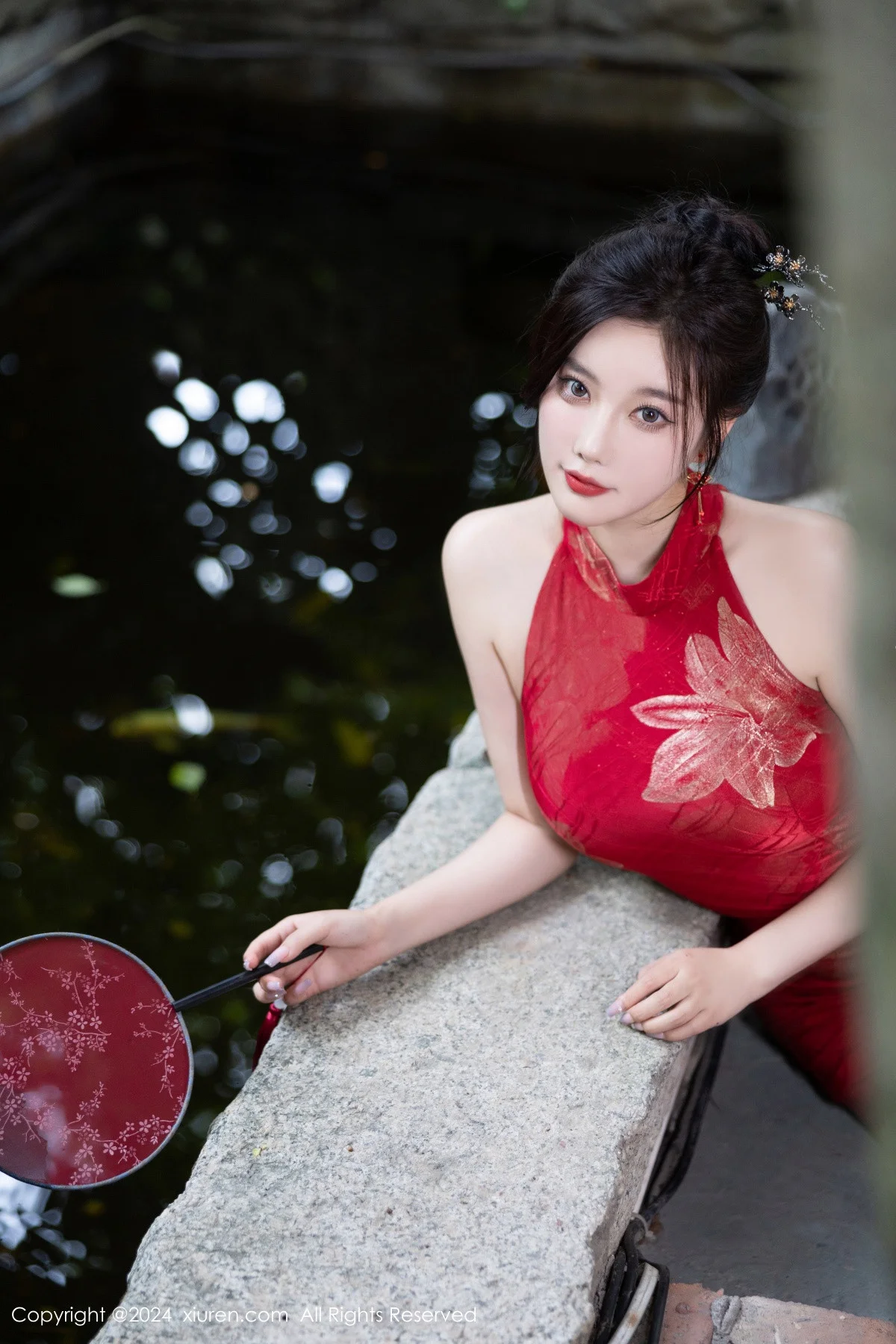 杨晨晨Yome性感红色长旗袍配黑丝吊袜秀丰腴身材绝美写真 第 57 张