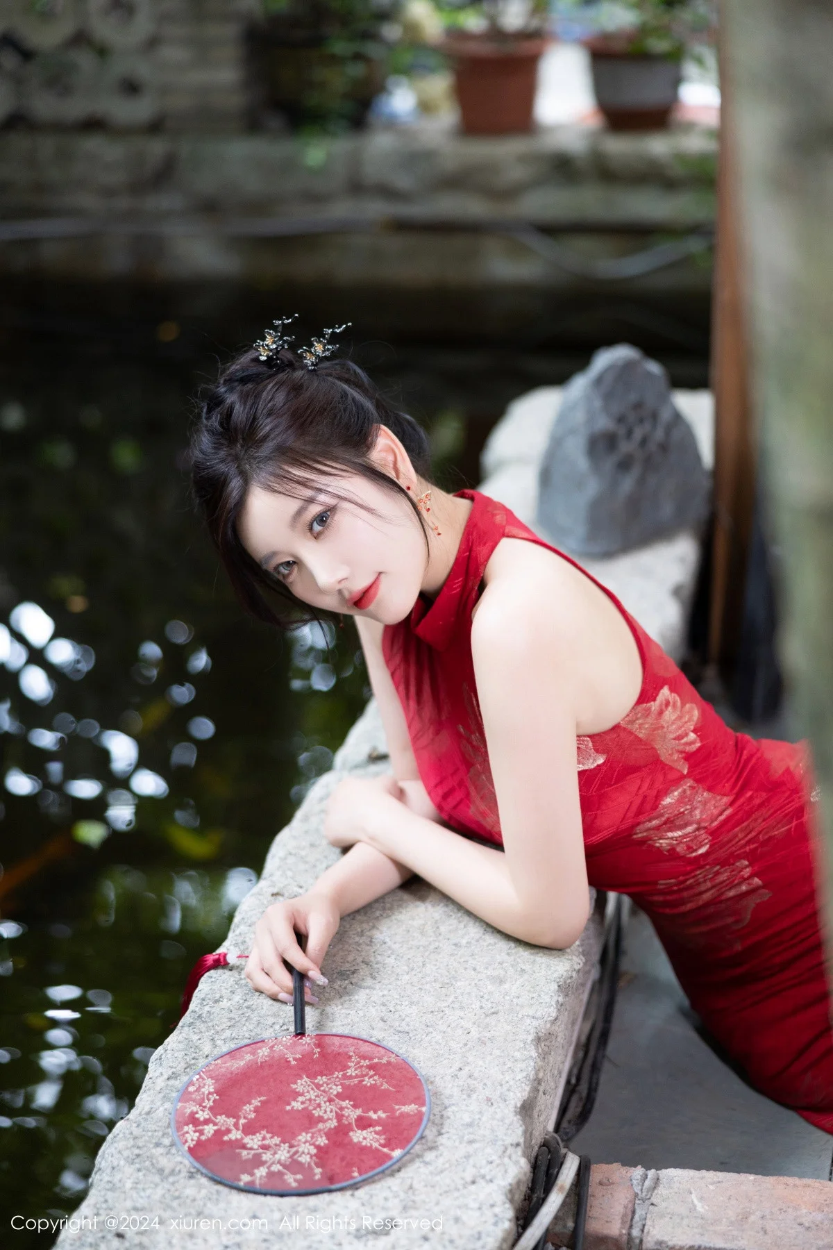 杨晨晨Yome性感红色长旗袍配黑丝吊袜秀丰腴身材绝美写真 第 60 张