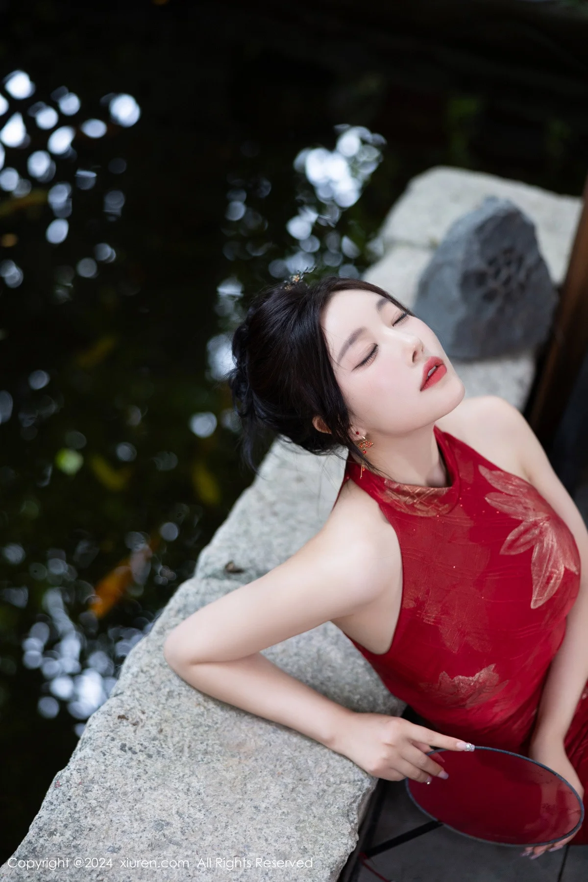 杨晨晨Yome性感红色长旗袍配黑丝吊袜秀丰腴身材绝美写真 第 61 张