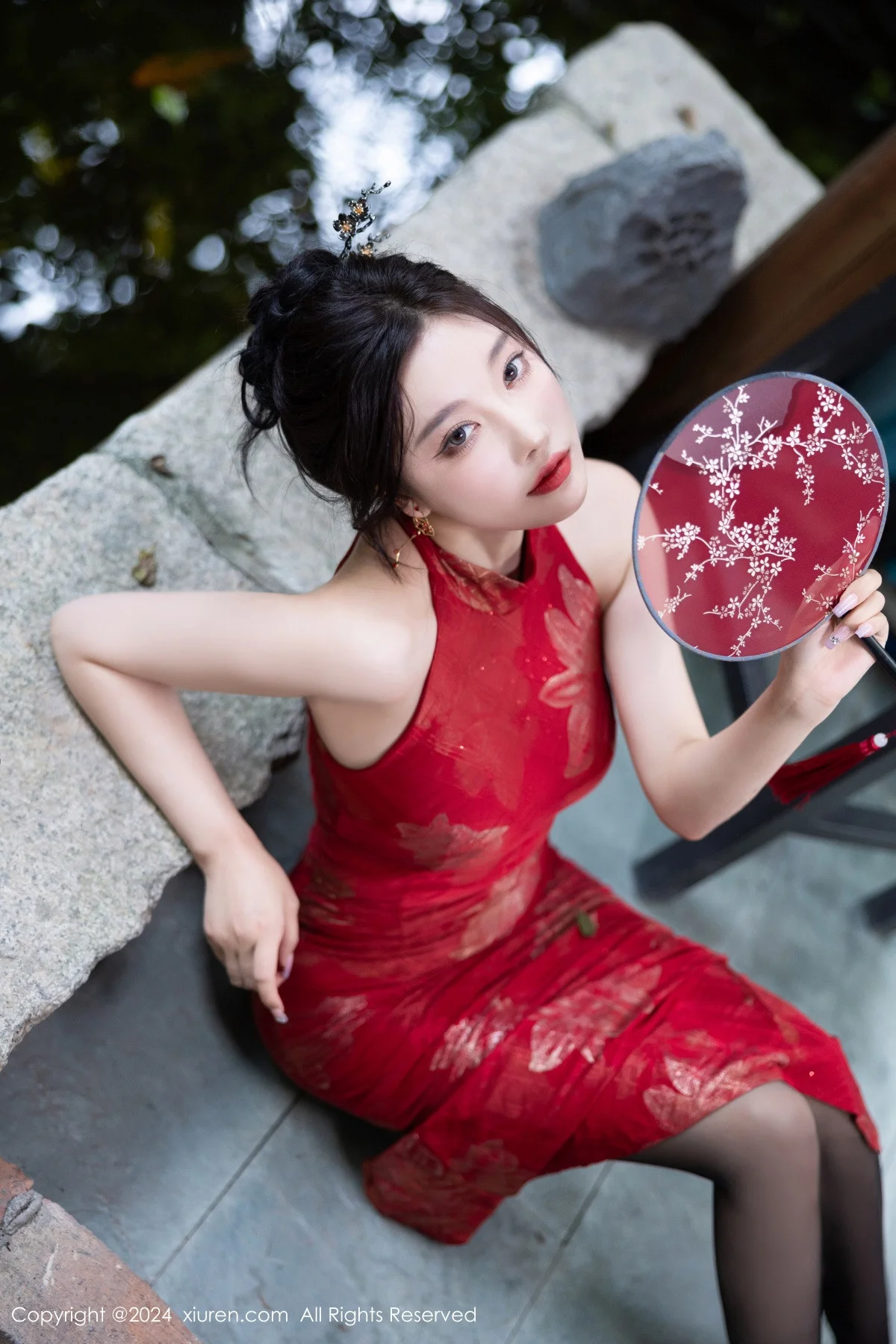 杨晨晨Yome性感红色长旗袍配黑丝吊袜秀丰腴身材绝美写真 第 63 张