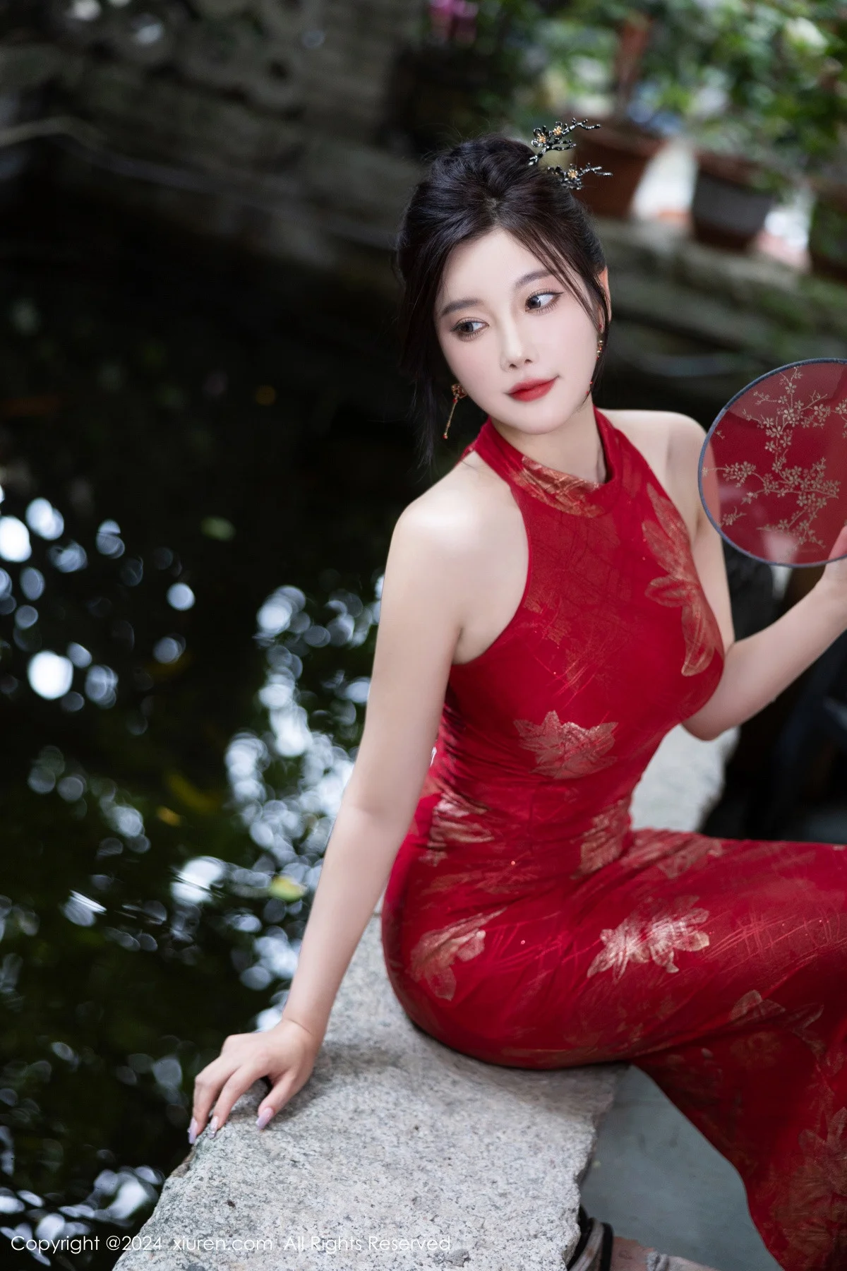 杨晨晨Yome性感红色长旗袍配黑丝吊袜秀丰腴身材绝美写真 第 66 张