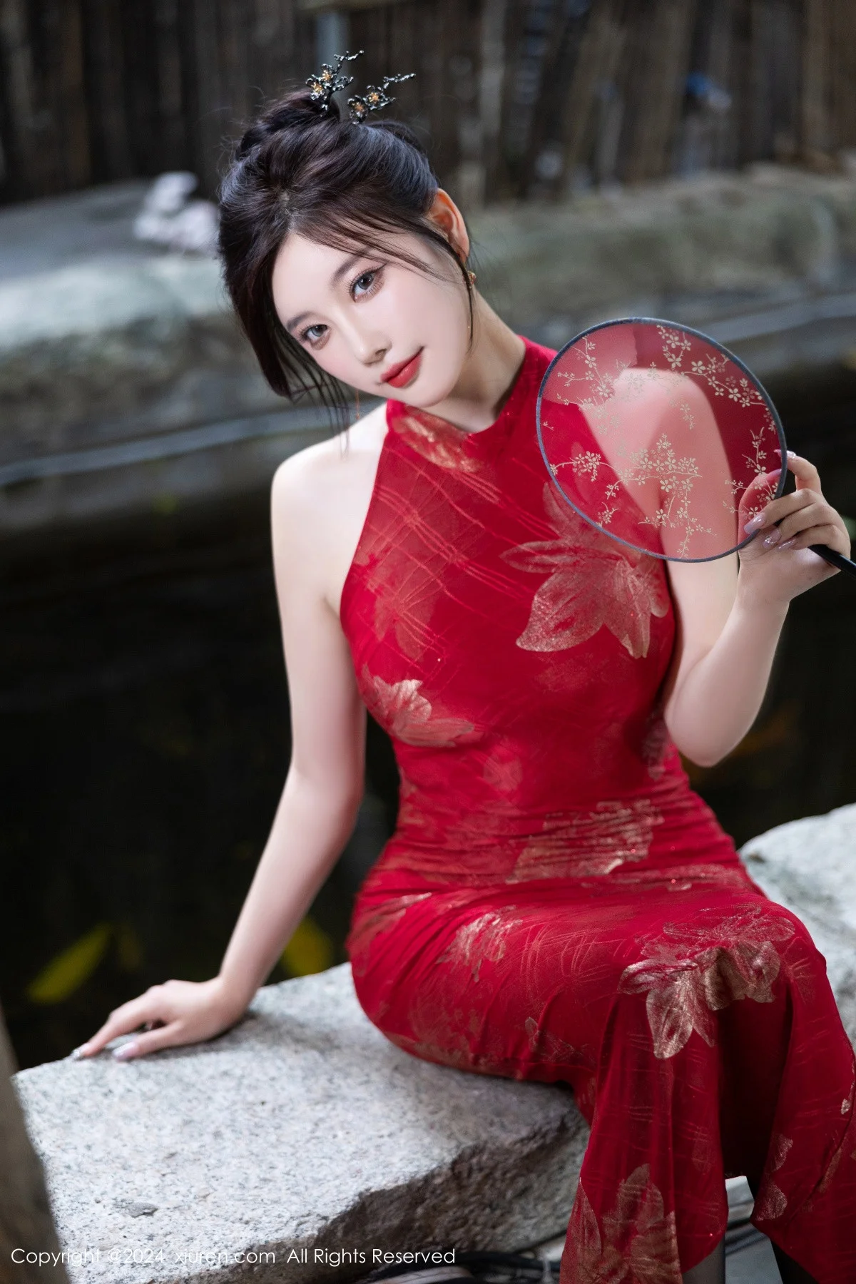 杨晨晨Yome性感红色长旗袍配黑丝吊袜秀丰腴身材绝美写真 第 67 张