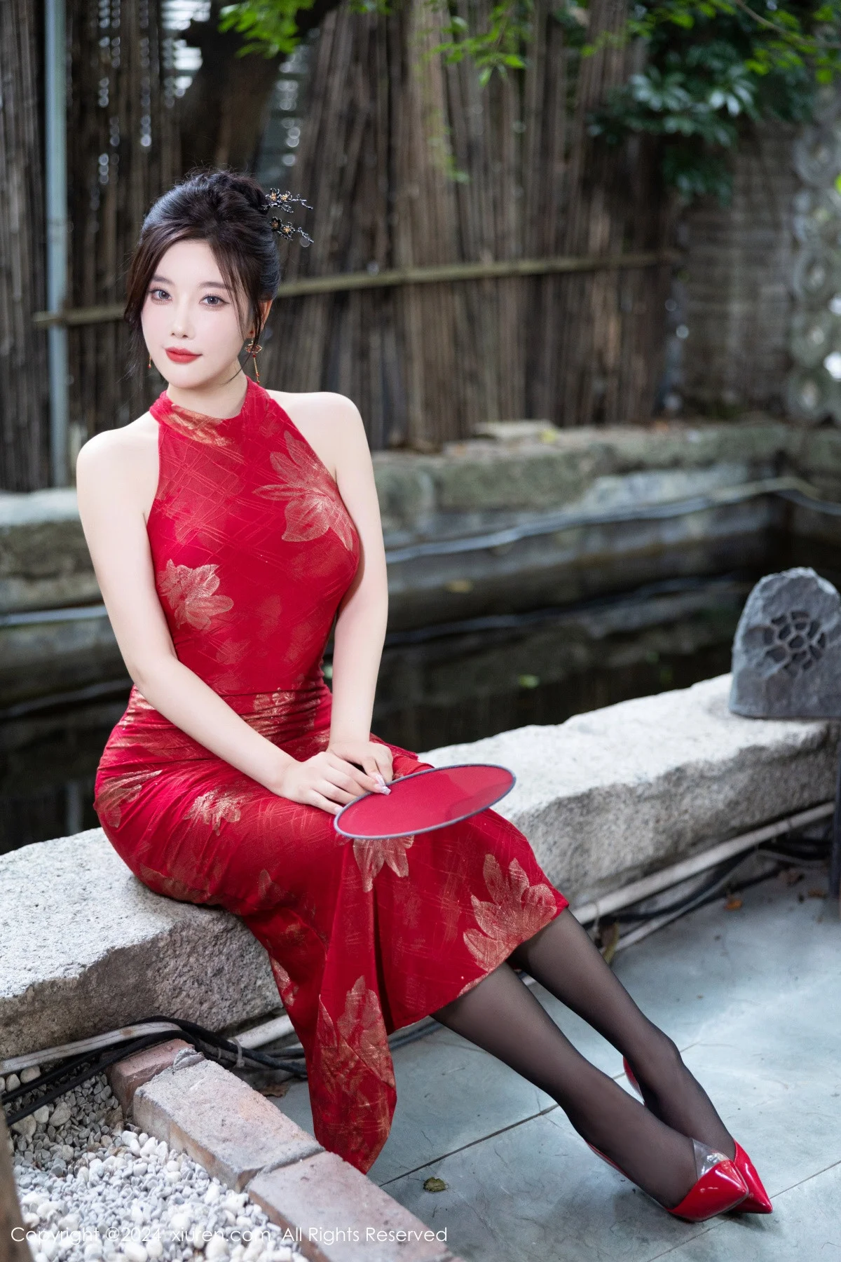 杨晨晨Yome性感红色长旗袍配黑丝吊袜秀丰腴身材绝美写真 第 69 张