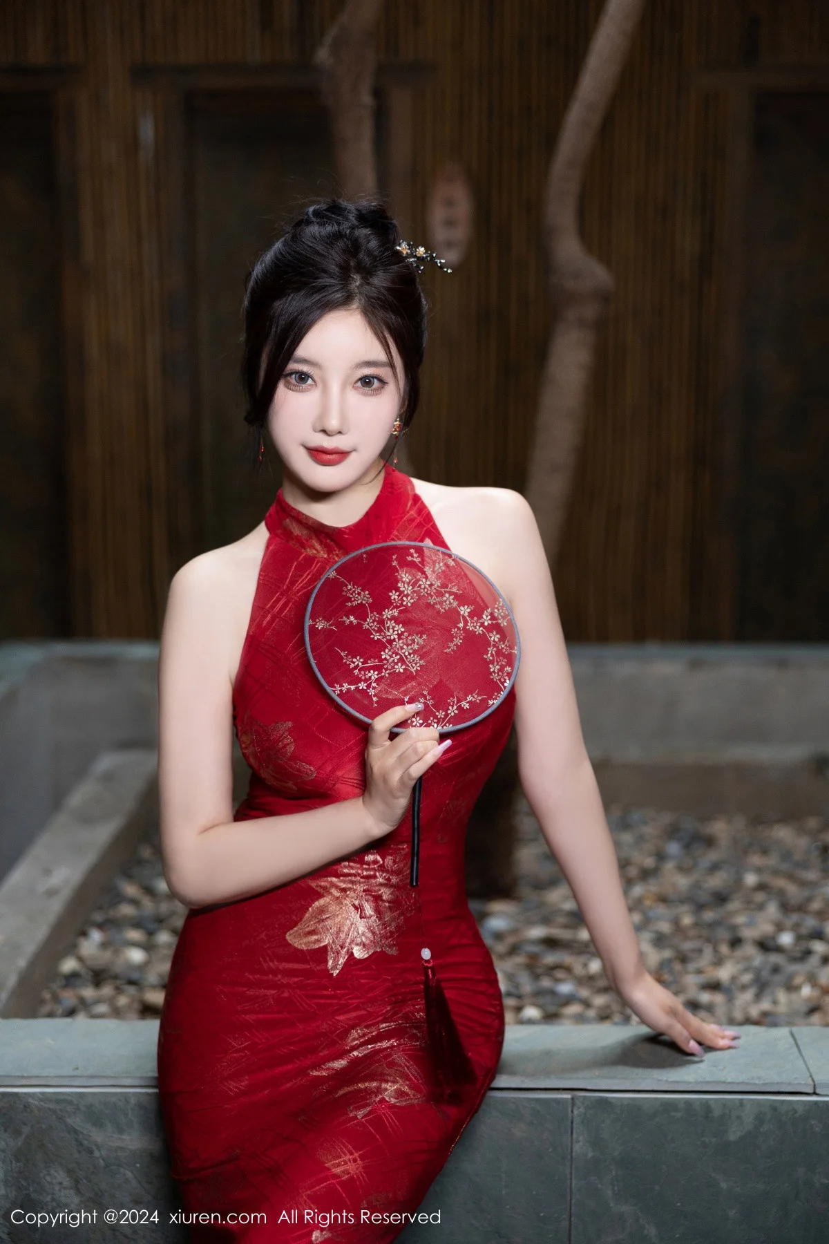 杨晨晨Yome性感红色长旗袍配黑丝吊袜秀丰腴身材绝美写真 第 7 张