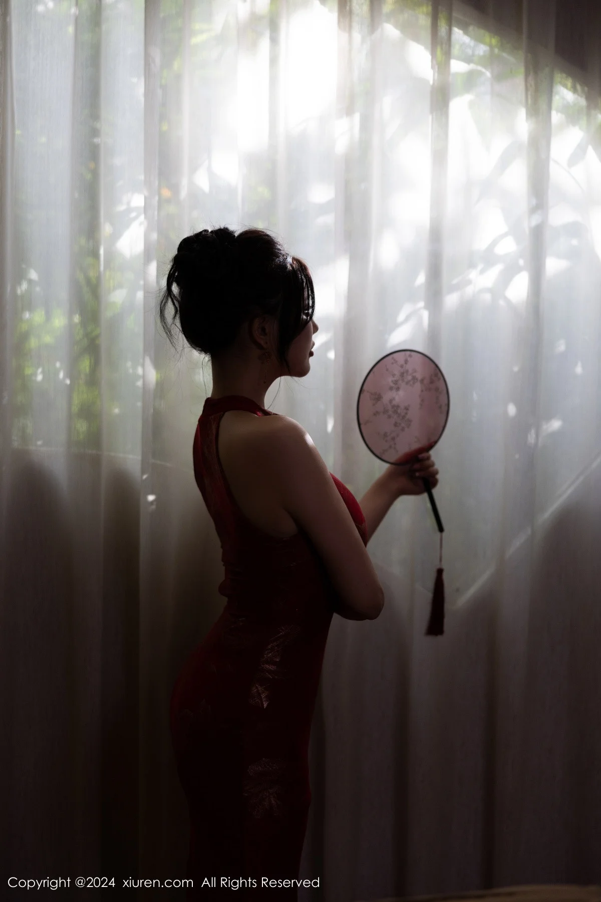 杨晨晨Yome性感红色长旗袍配黑丝吊袜秀丰腴身材绝美写真 第 71 张