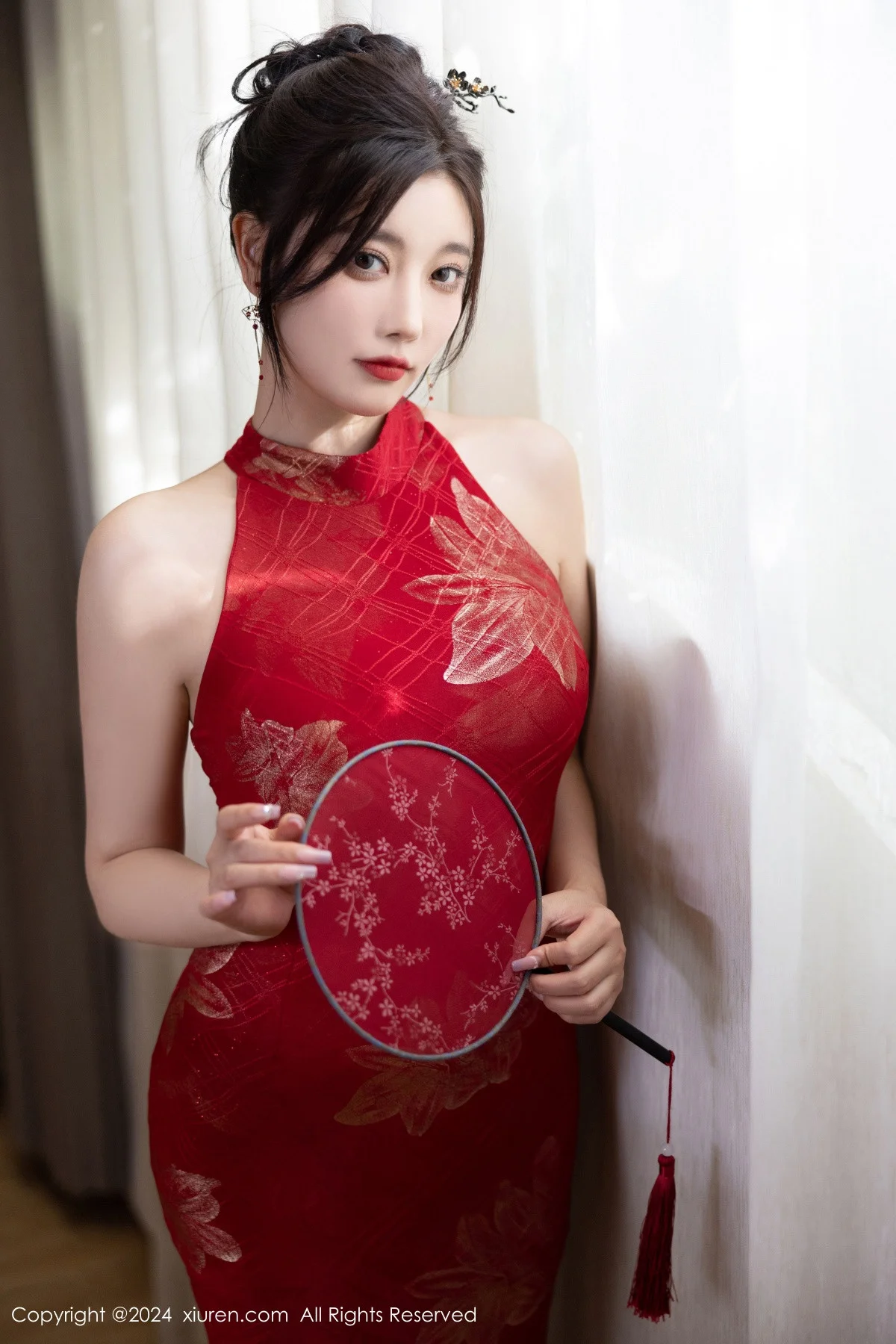 杨晨晨Yome性感红色长旗袍配黑丝吊袜秀丰腴身材绝美写真 第 74 张