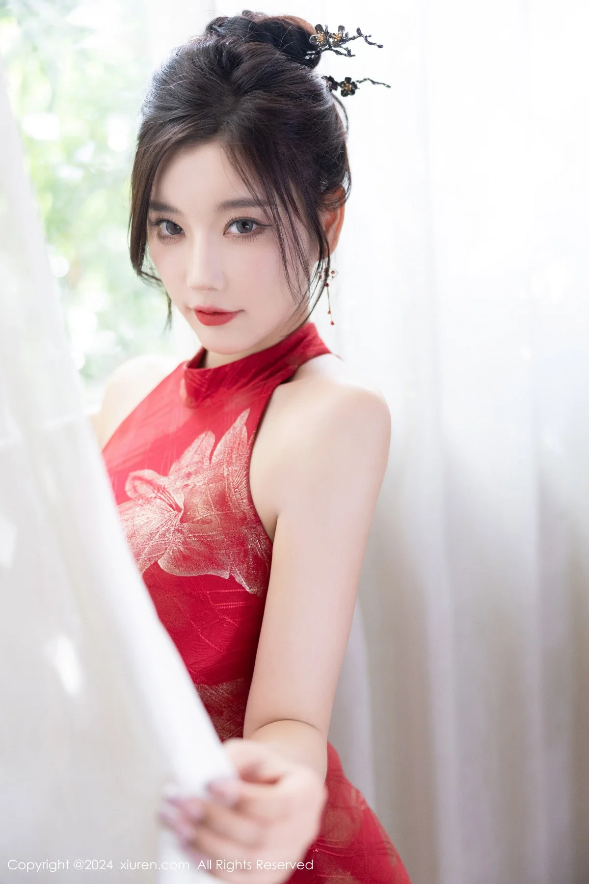 杨晨晨Yome性感红色长旗袍配黑丝吊袜秀丰腴身材绝美写真 第 75 张