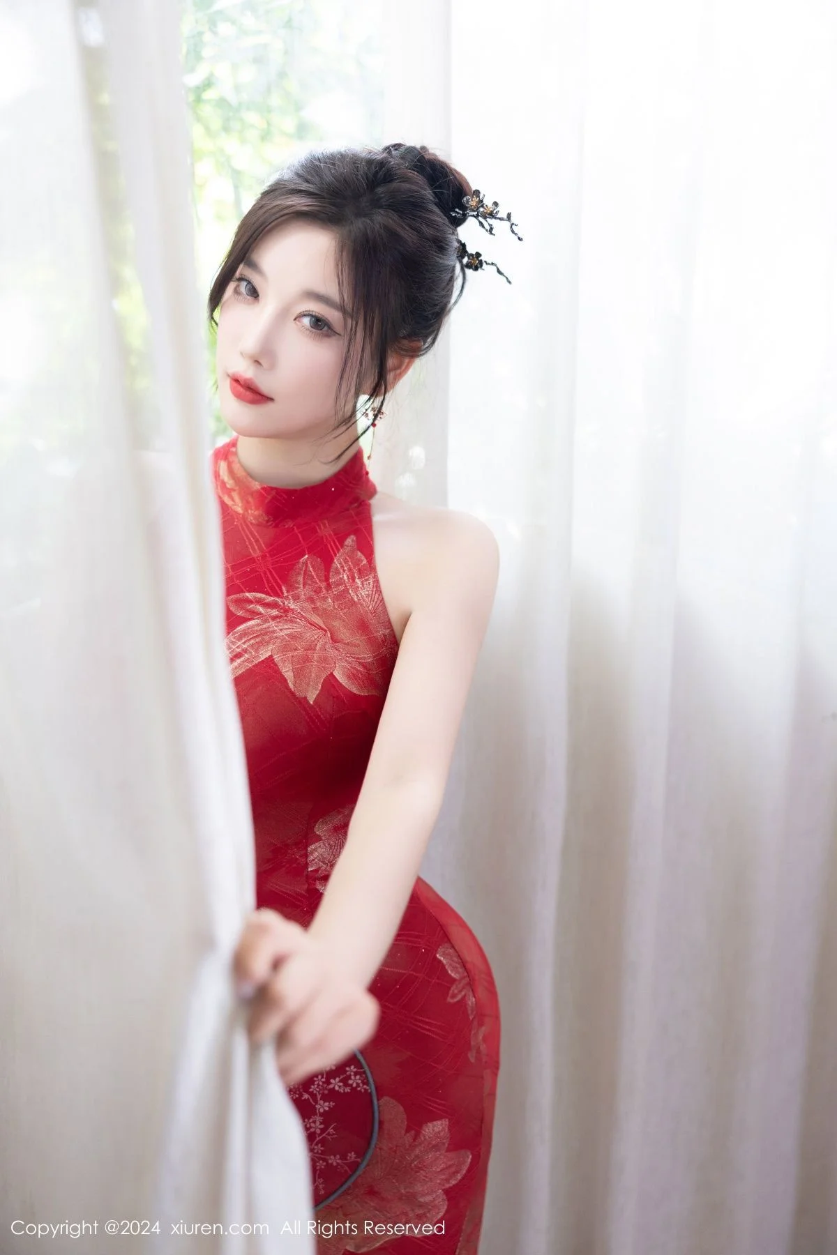 杨晨晨Yome性感红色长旗袍配黑丝吊袜秀丰腴身材绝美写真 第 77 张