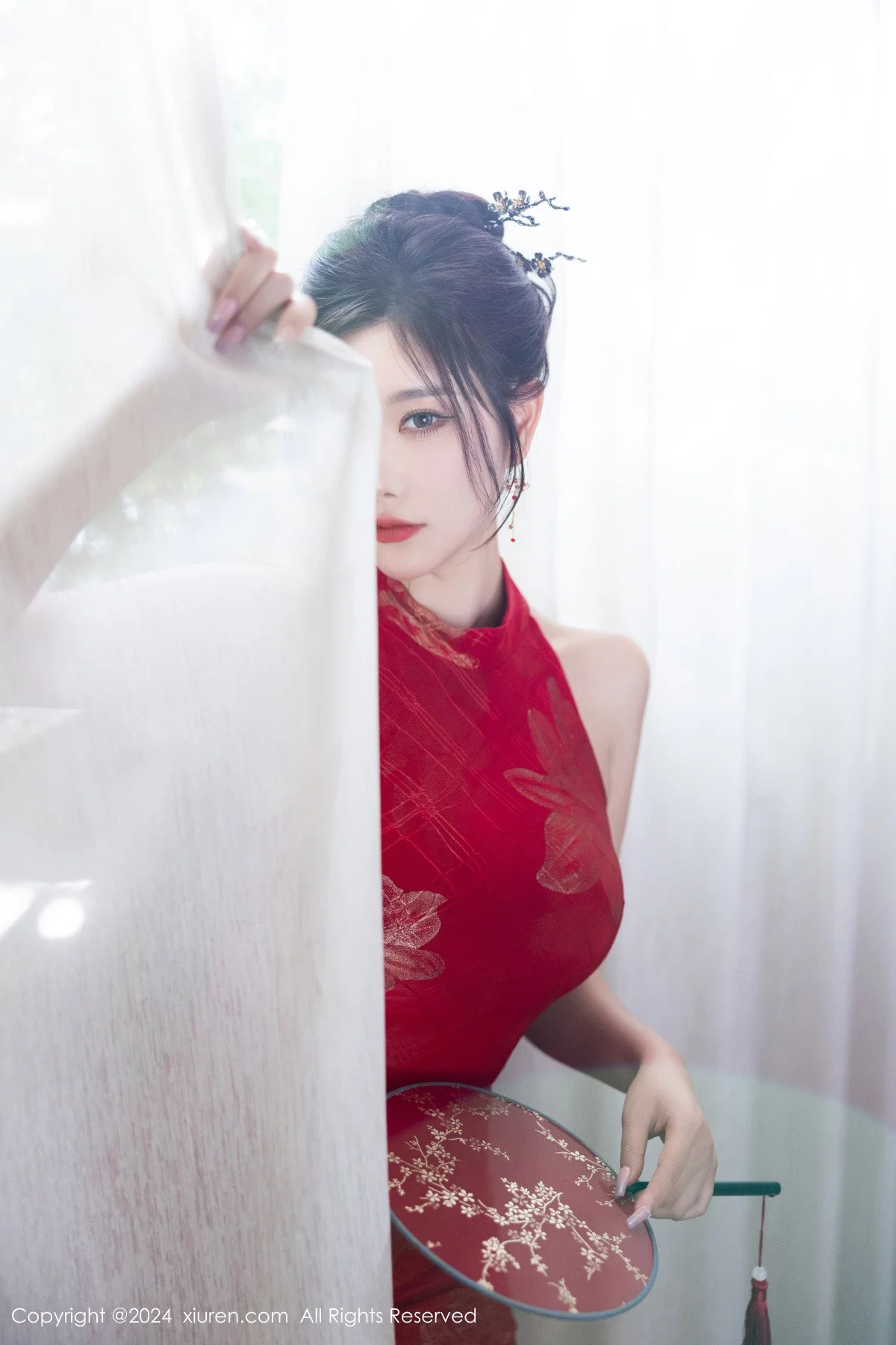 杨晨晨Yome性感红色长旗袍配黑丝吊袜秀丰腴身材绝美写真 第 83 张