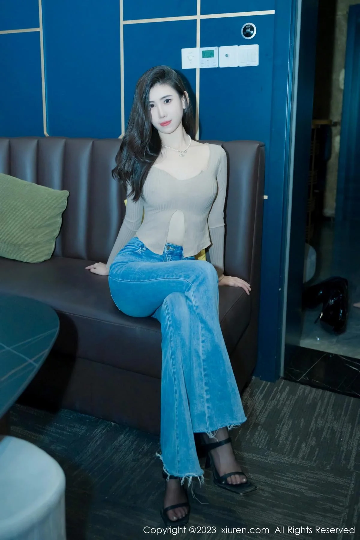 章芃芃性感杏色上衣配简约牛仔裤秀曼妙身姿完美绝美写真 第 1 张