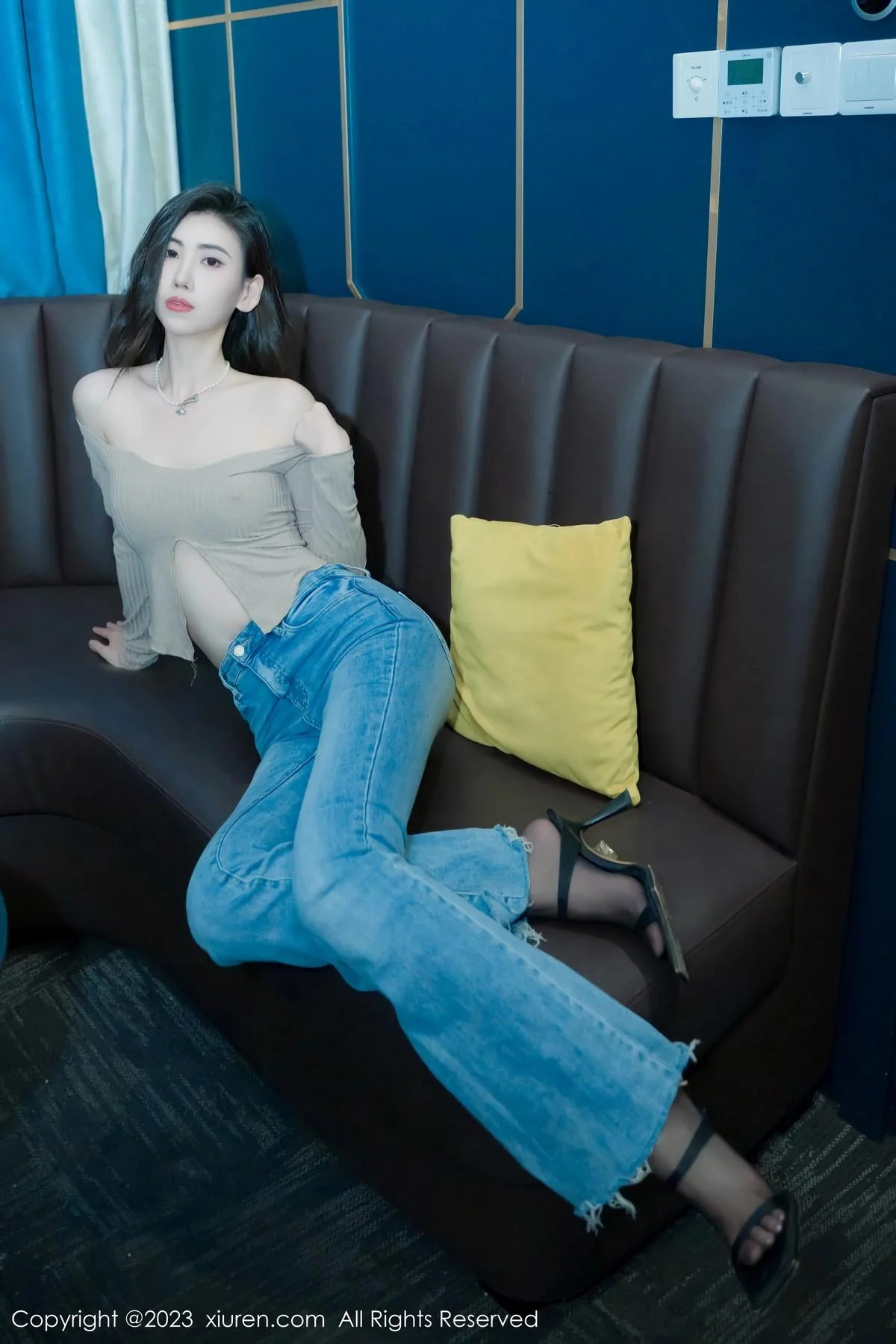 章芃芃性感杏色上衣配简约牛仔裤秀曼妙身姿完美绝美写真 第 10 张