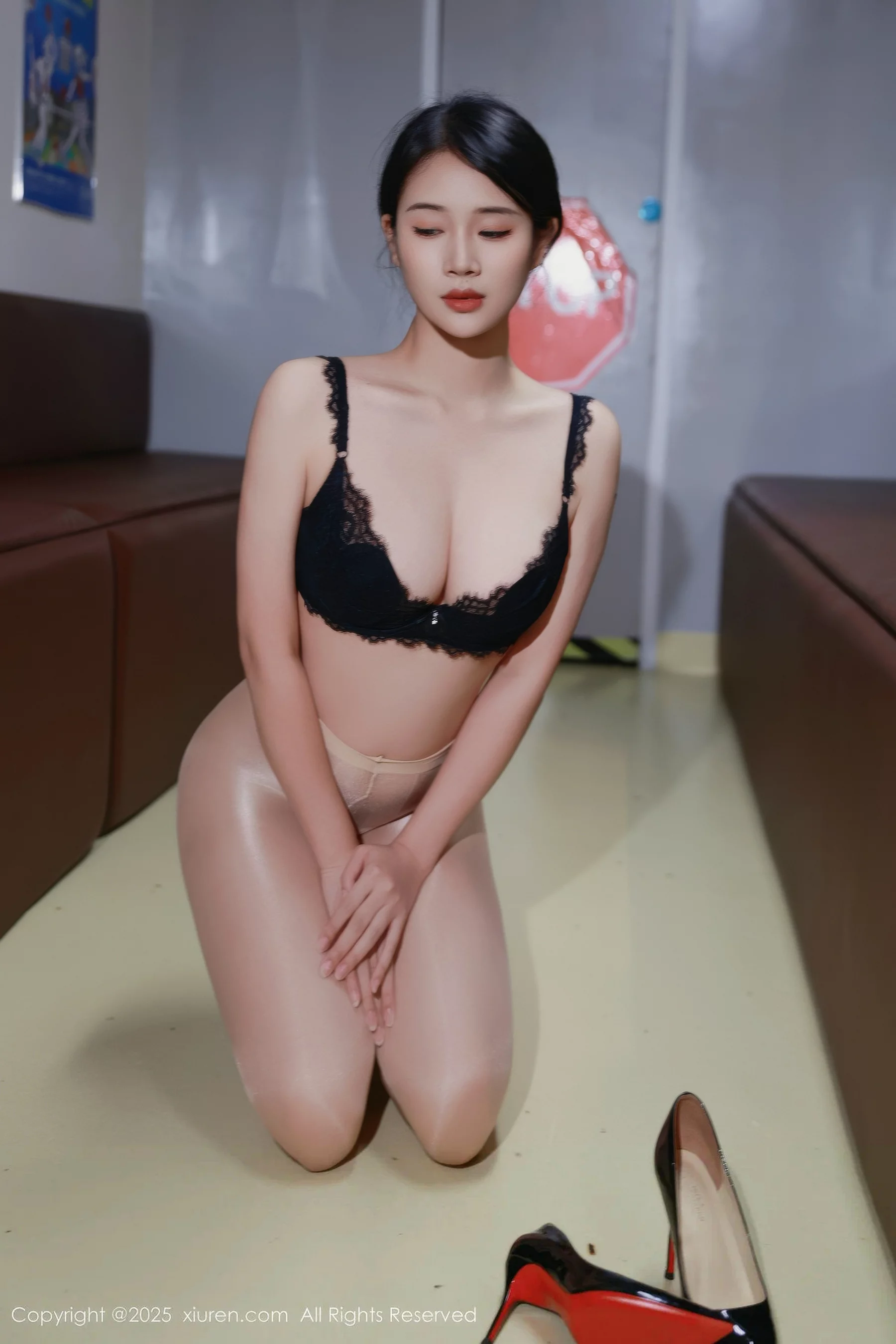 南乔性感OL服饰露黑色内衣配超薄肉丝秀完美身材绝美写真 第 109 张