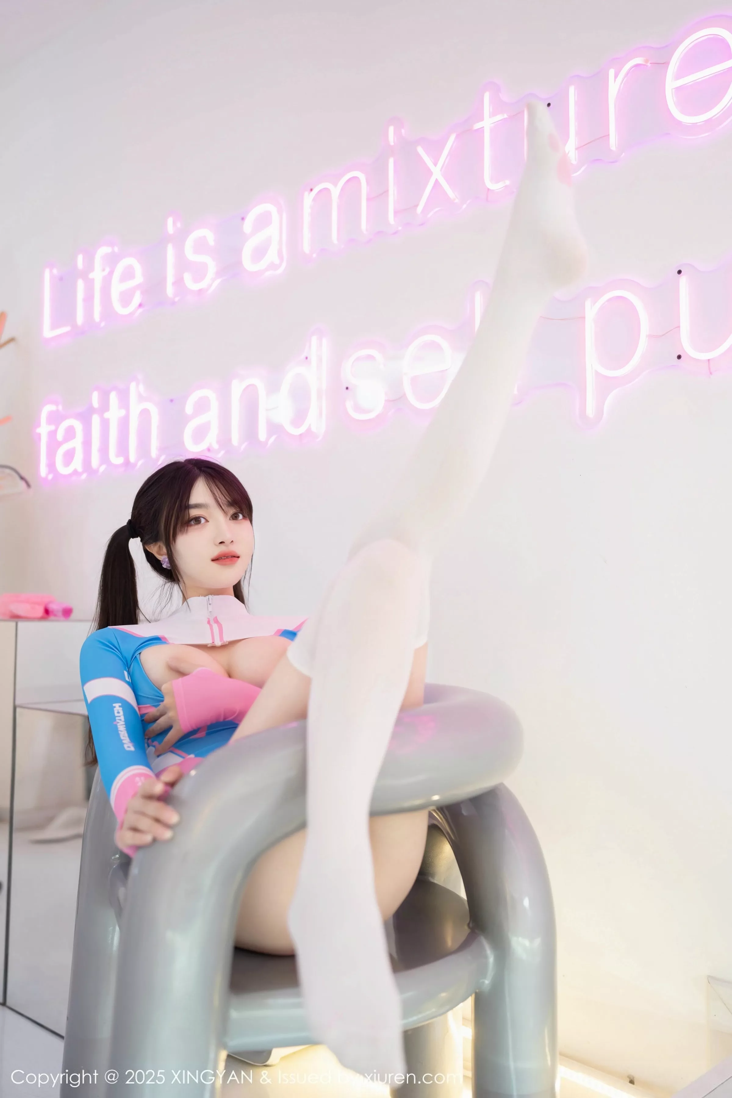 白露lulu性感蓝色高开叉服饰配白丝袜秀曼妙身姿绝美写真 第 30 张