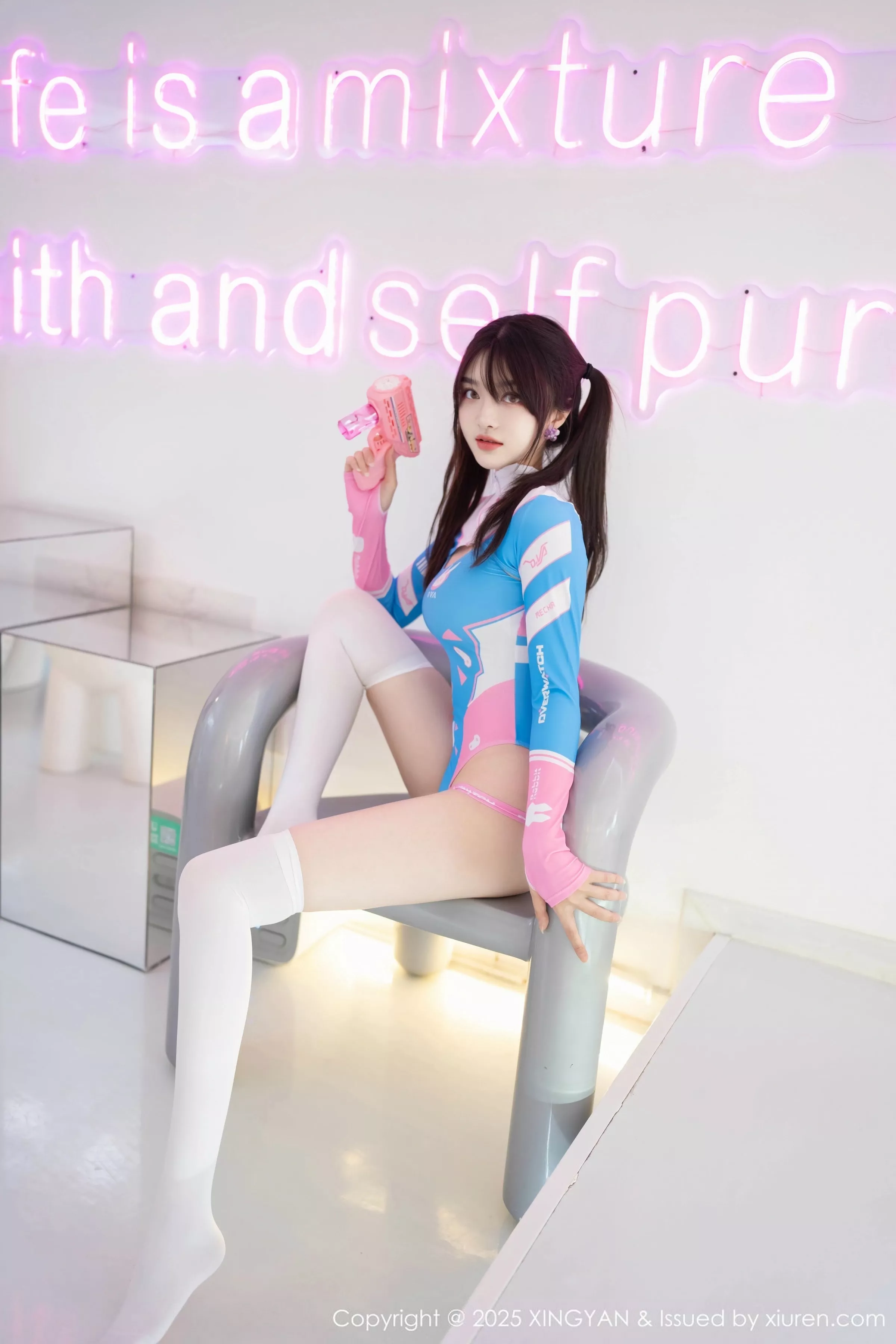 白露lulu性感蓝色高开叉服饰配白丝袜秀曼妙身姿绝美写真 第 9 张
