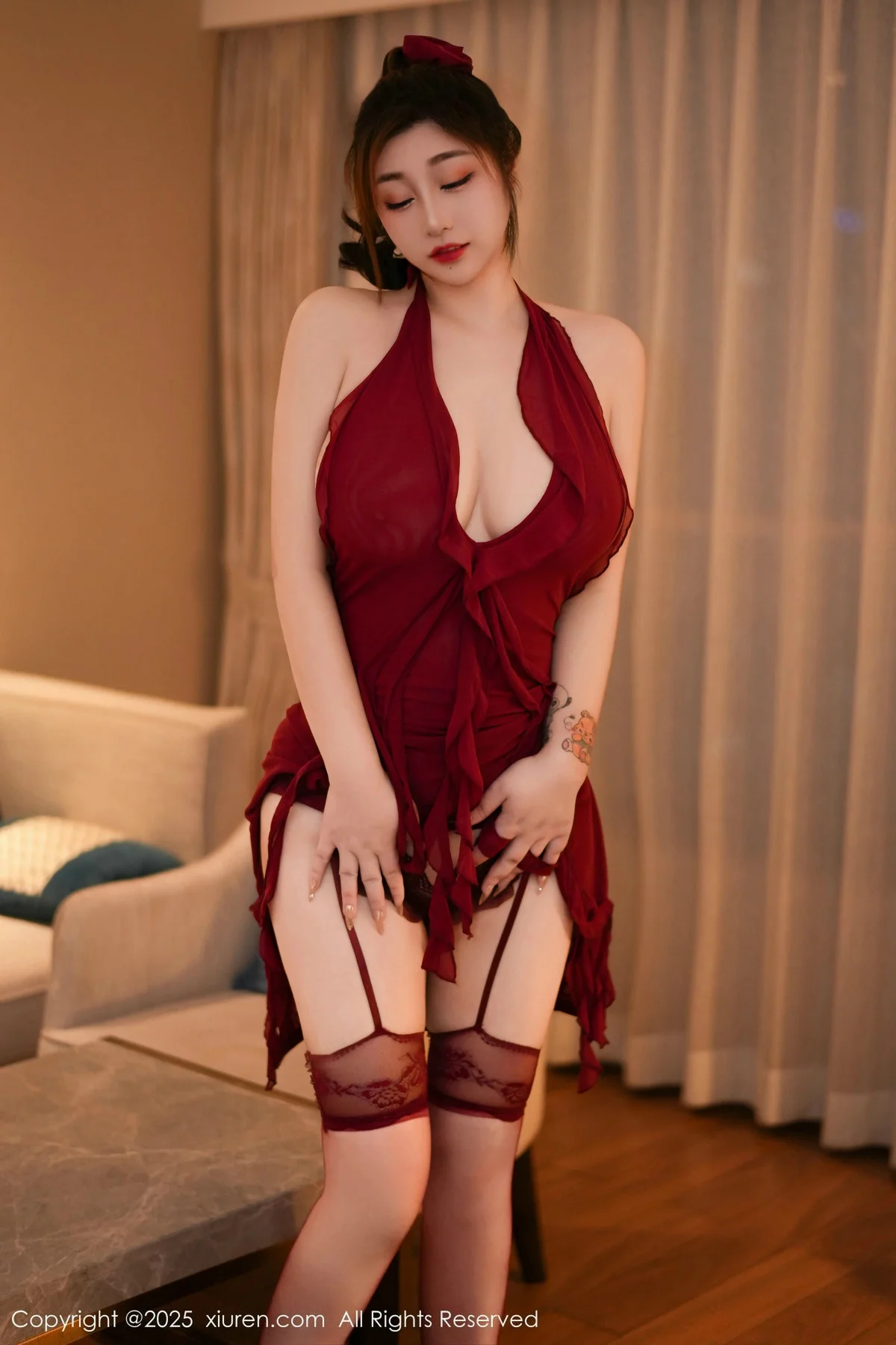 妲己_Toxic性感红色露肩礼裙配红丝吊袜秀丰腴身姿绝美写真 第 48 张