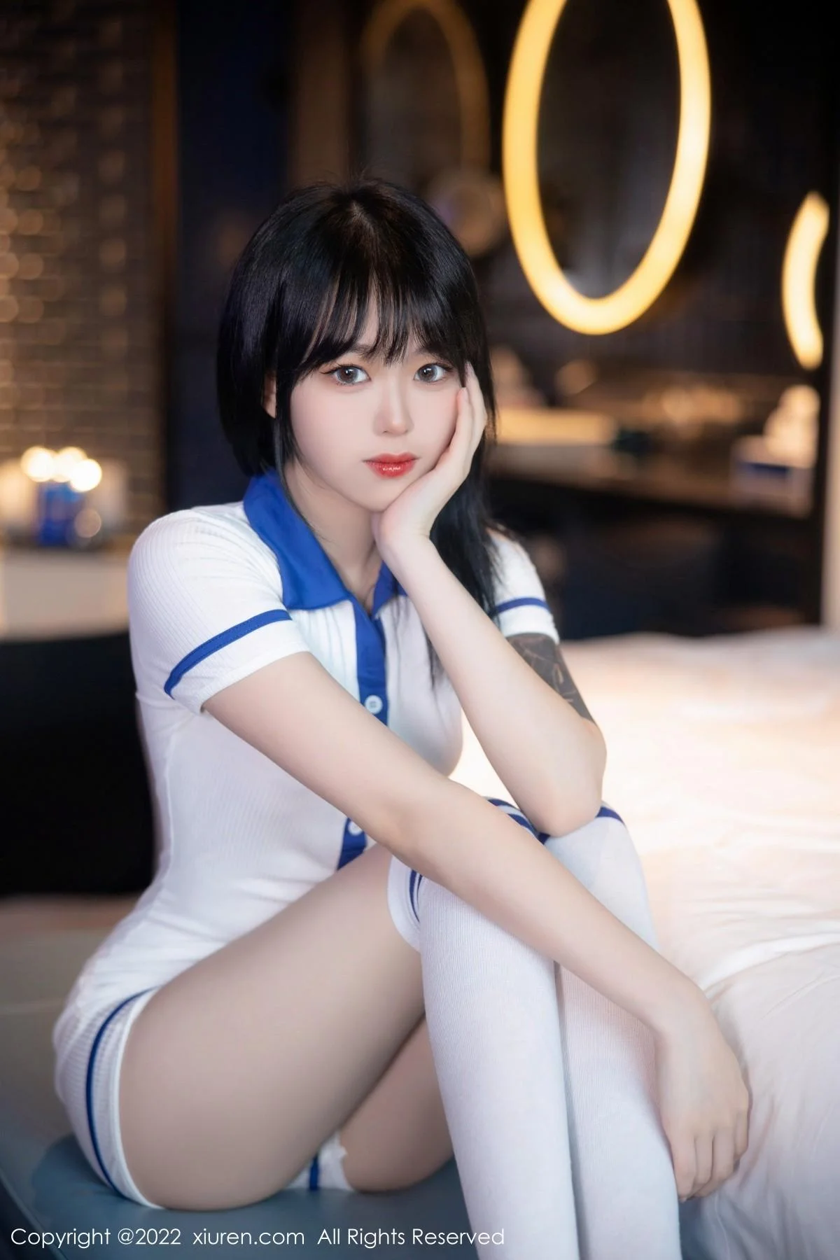 奶瓶性感白色水手服饰配白色长袜秀苗条身材迷人美腿写真 第 1 张