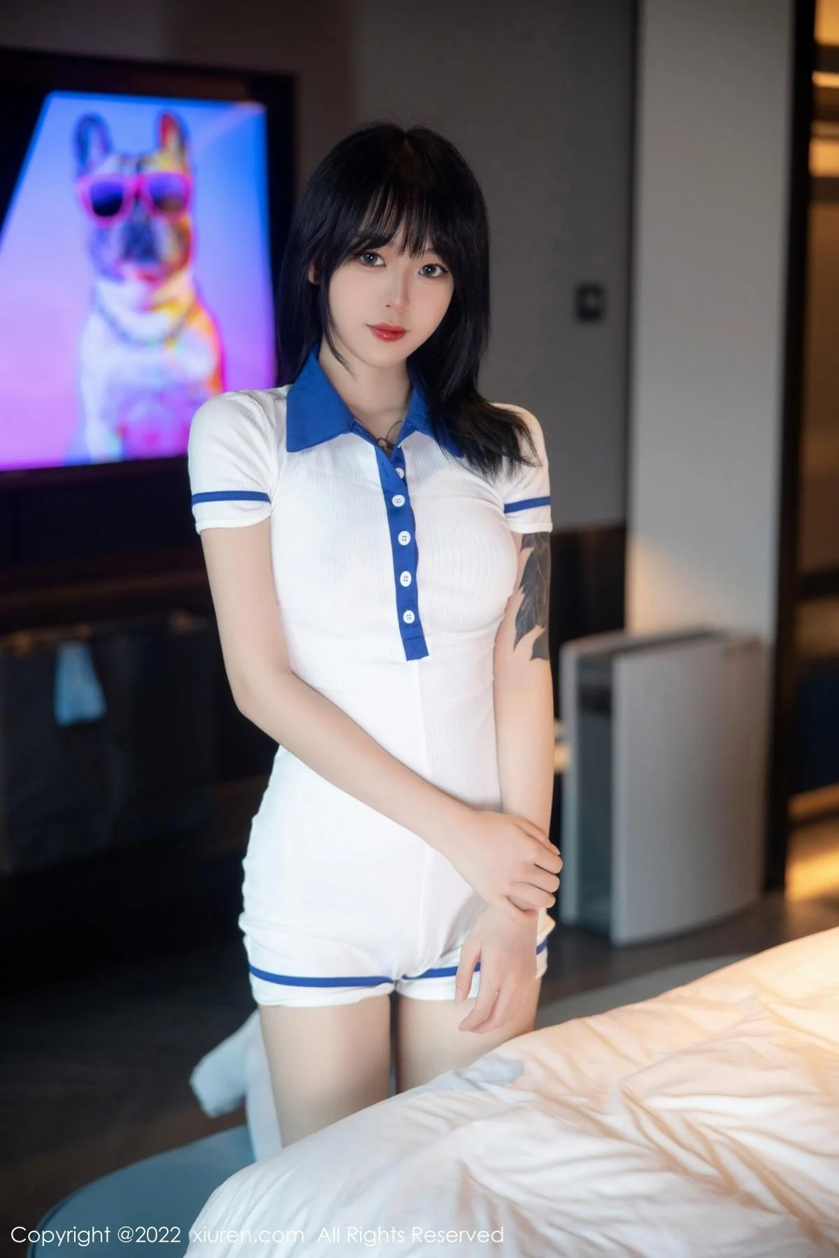 奶瓶性感白色水手服饰配白色长袜秀苗条身材迷人美腿写真 第 10 张