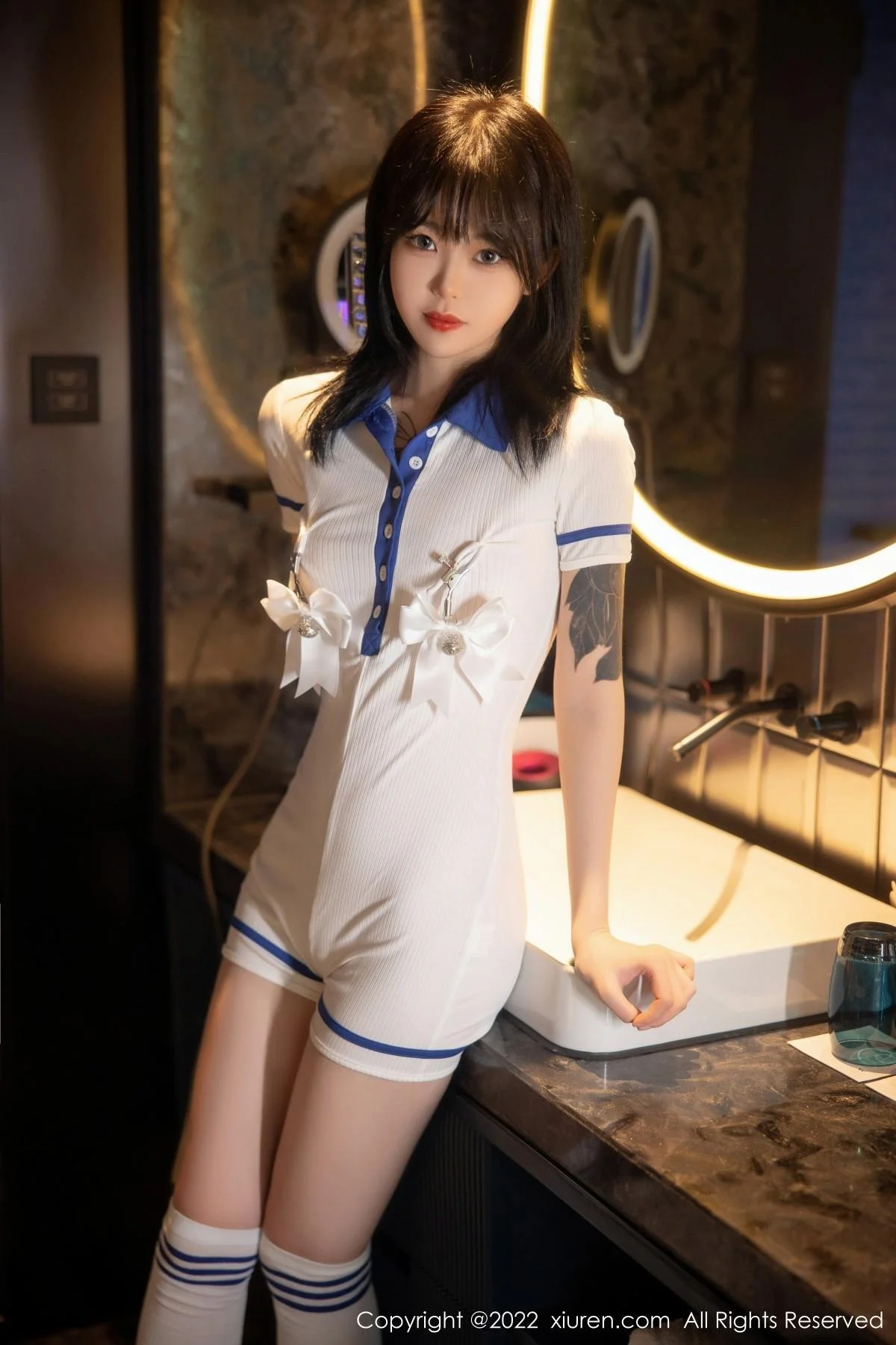 奶瓶性感白色水手服饰配白色长袜秀苗条身材迷人美腿写真 第 25 张