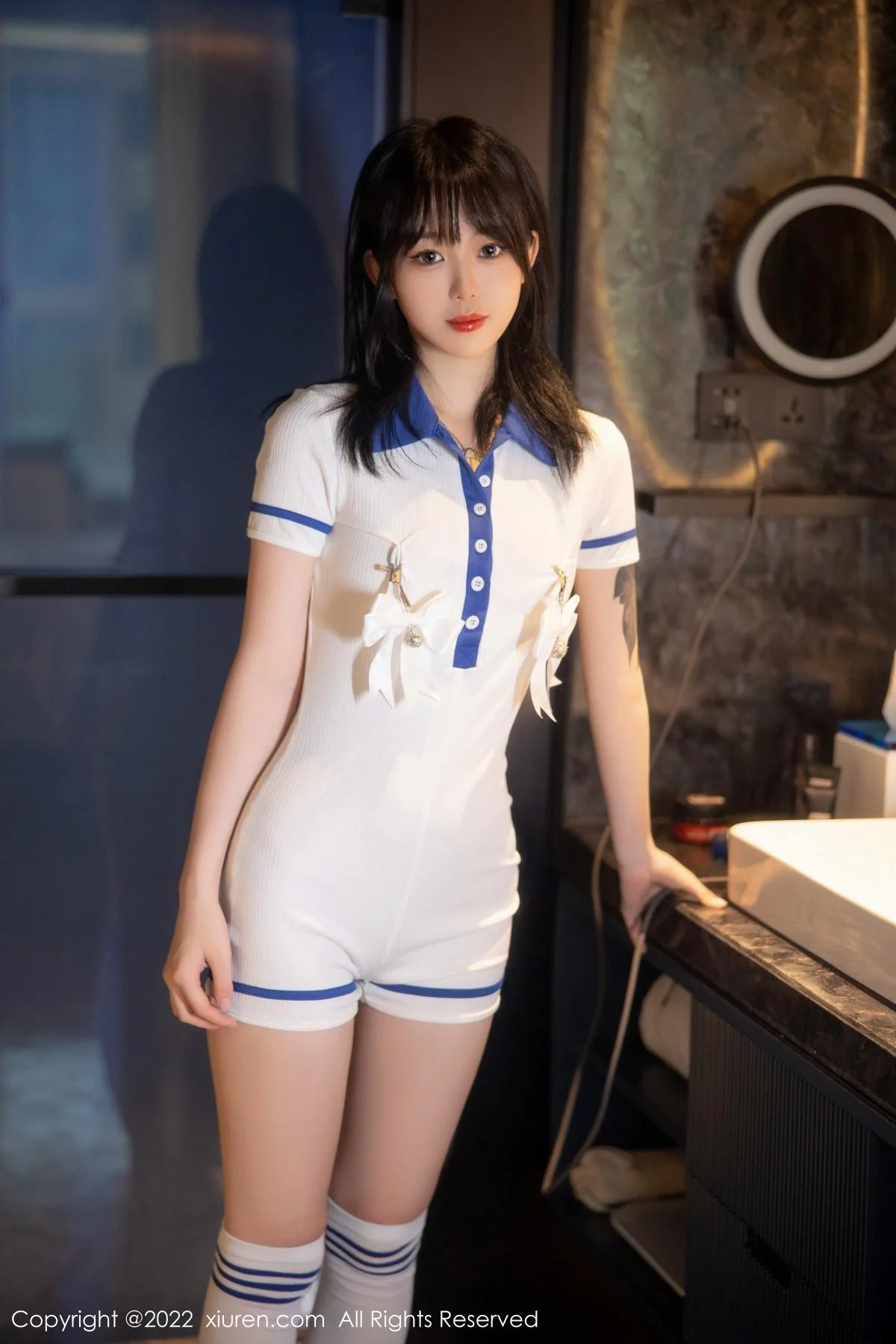 奶瓶性感白色水手服饰配白色长袜秀苗条身材迷人美腿写真 第 26 张