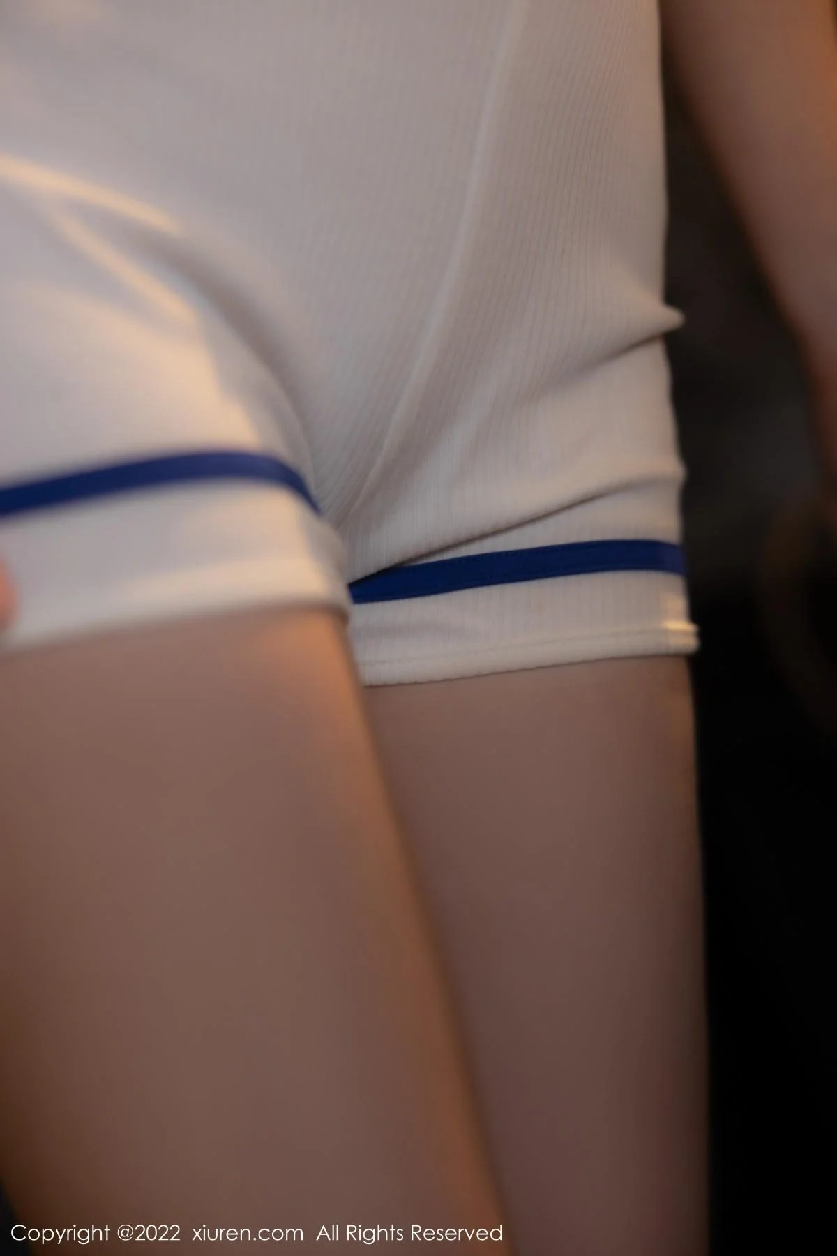 奶瓶性感白色水手服饰配白色长袜秀苗条身材迷人美腿写真 第 28 张