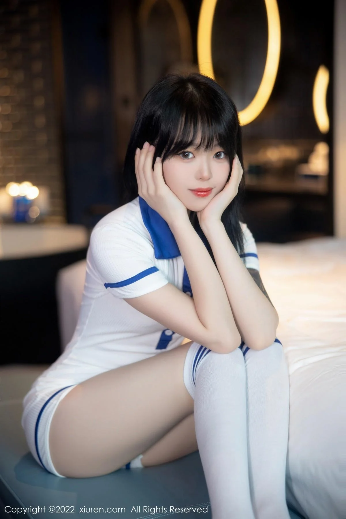 奶瓶性感白色水手服饰配白色长袜秀苗条身材迷人美腿写真 第 3 张