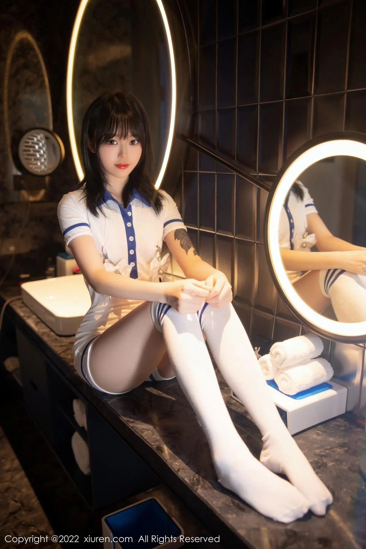 奶瓶性感白色水手服饰配白色长袜秀苗条身材迷人美腿写真 第 31 张