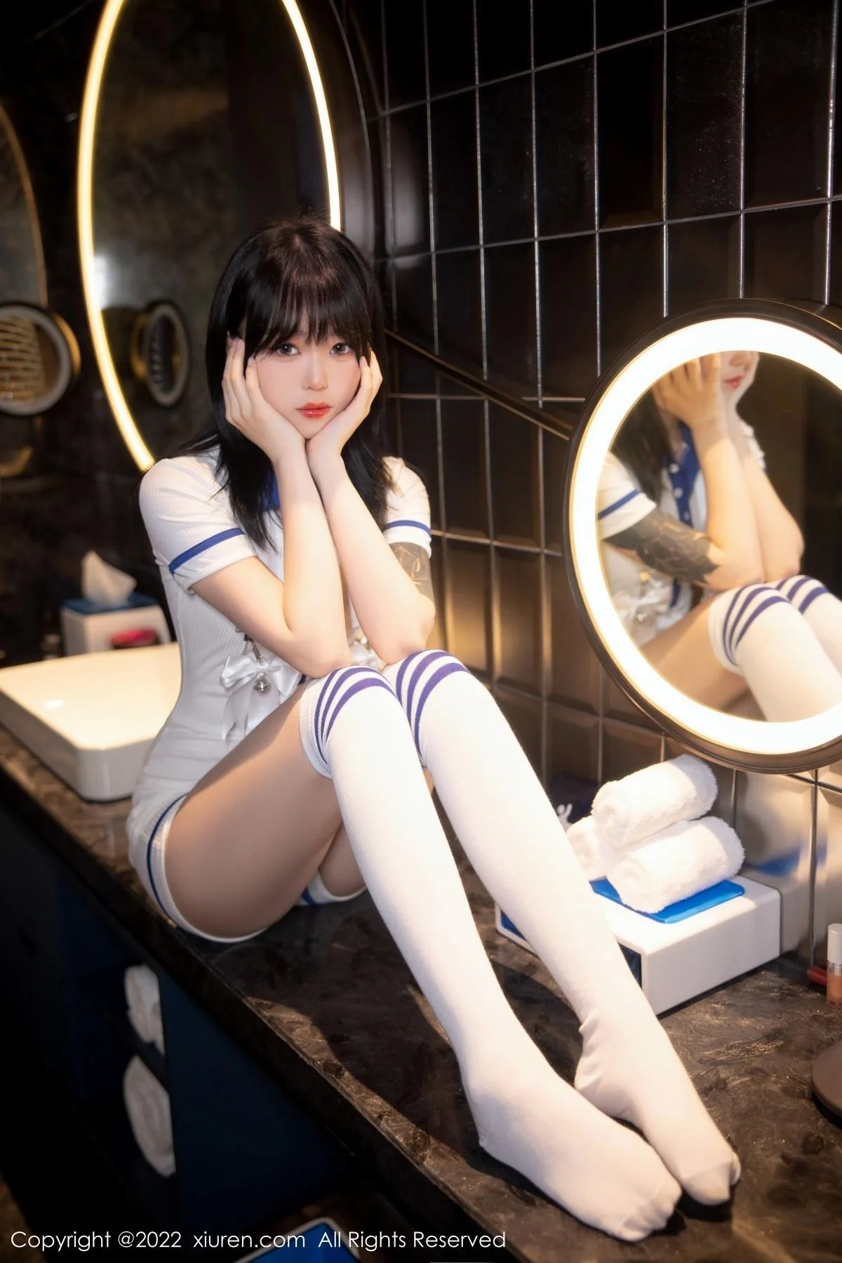 奶瓶性感白色水手服饰配白色长袜秀苗条身材迷人美腿写真 第 32 张