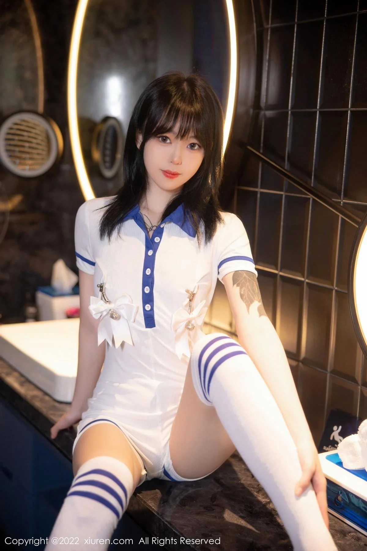 奶瓶性感白色水手服饰配白色长袜秀苗条身材迷人美腿写真 第 34 张