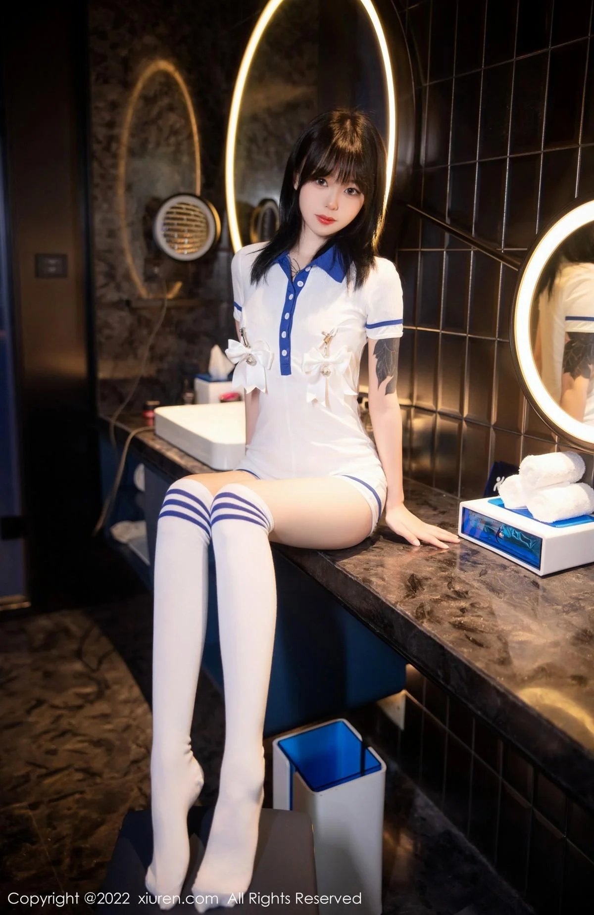奶瓶性感白色水手服饰配白色长袜秀苗条身材迷人美腿写真 第 35 张